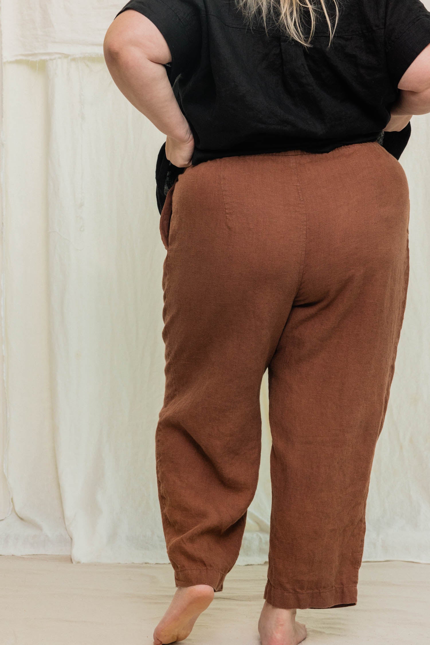 Andy Trouser in Midweight Linen Cedar#color_cedar
