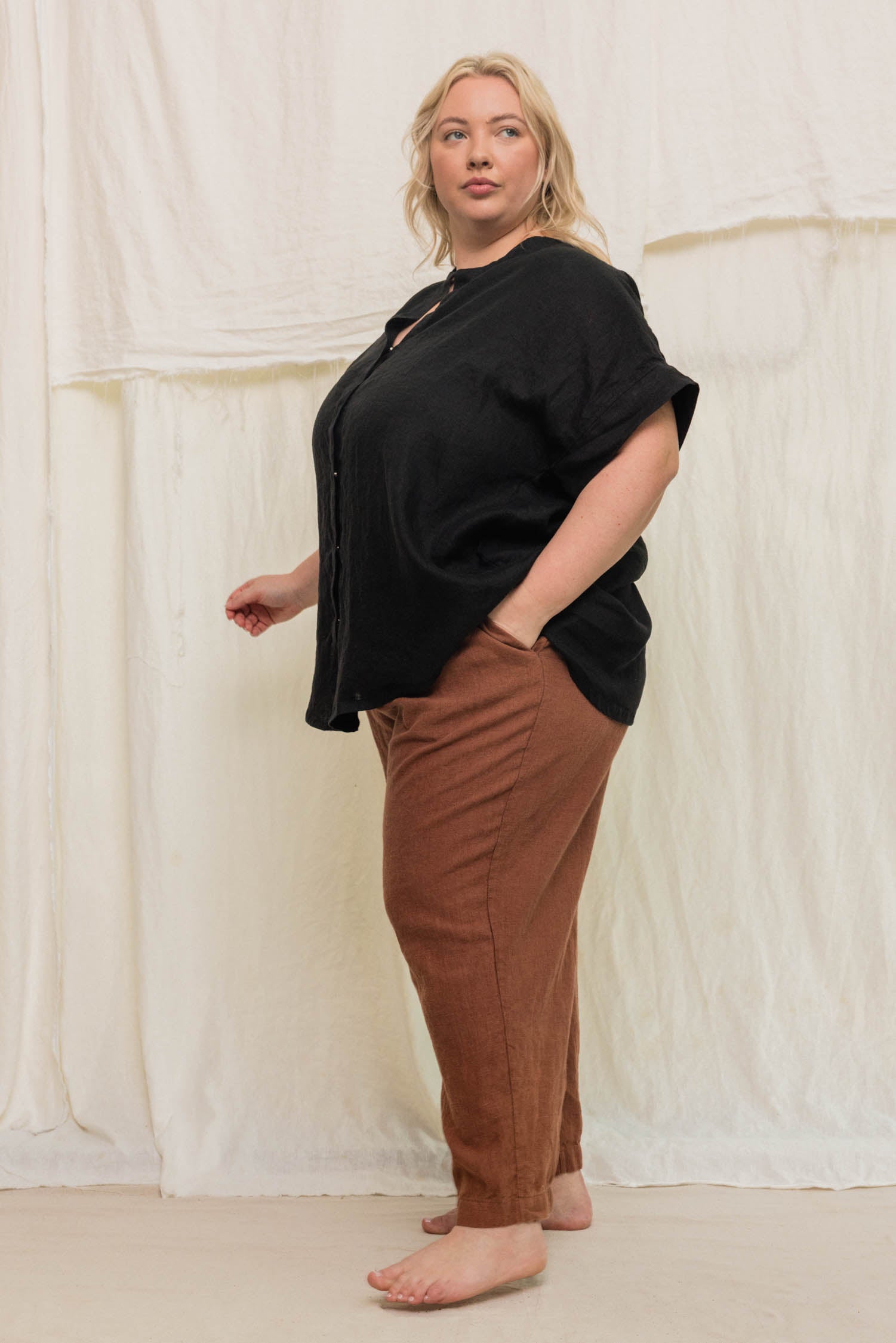 Andy Trouser in Midweight Linen Cedar#color_cedar
