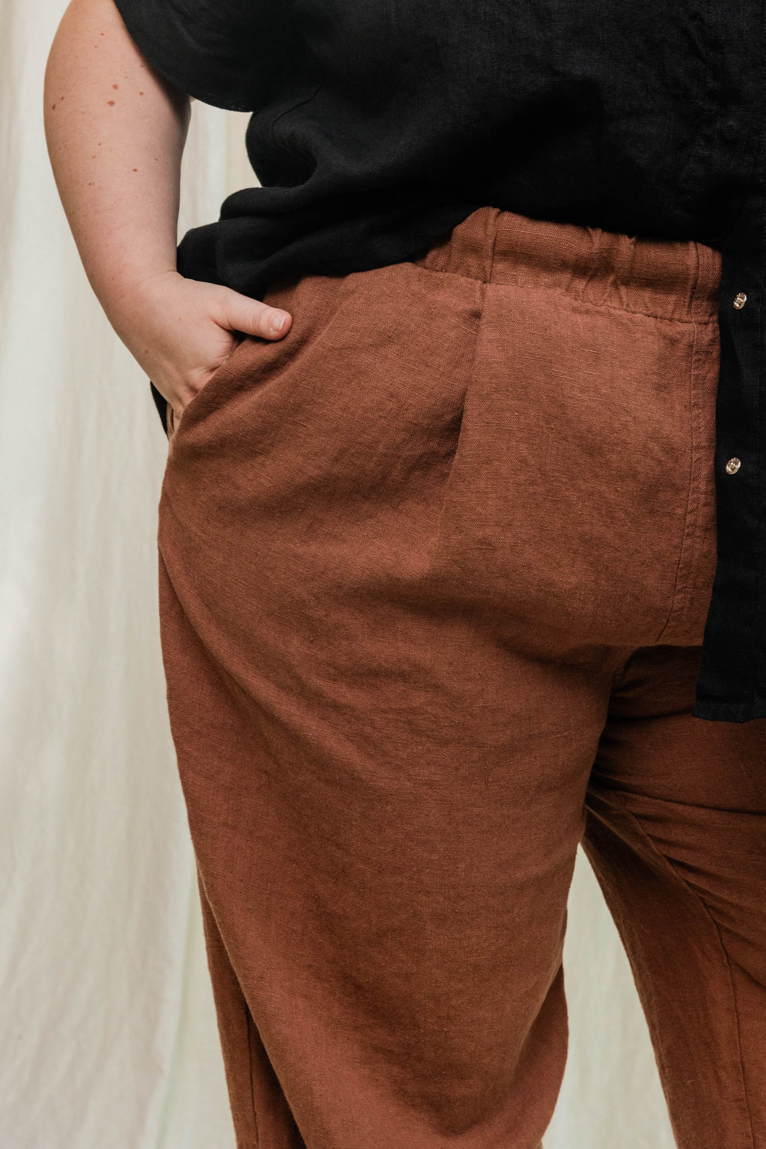 Andy Trouser in Midweight Linen Cedar#color_cedar