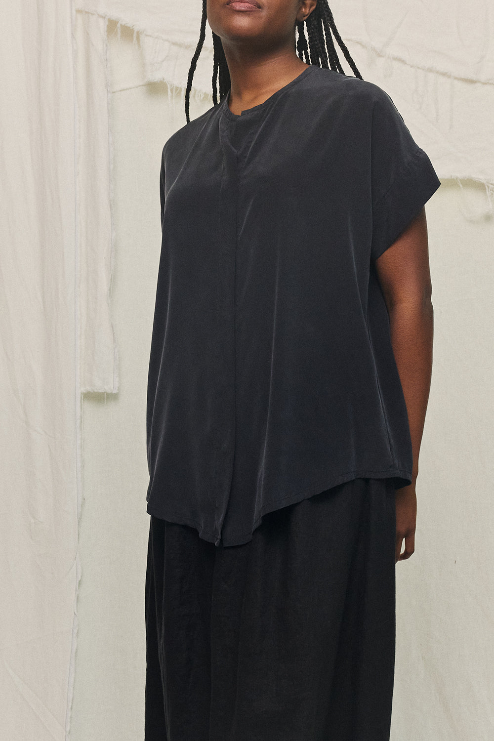Georgia Snap Top in Washable Silk Graphite#color_graphite