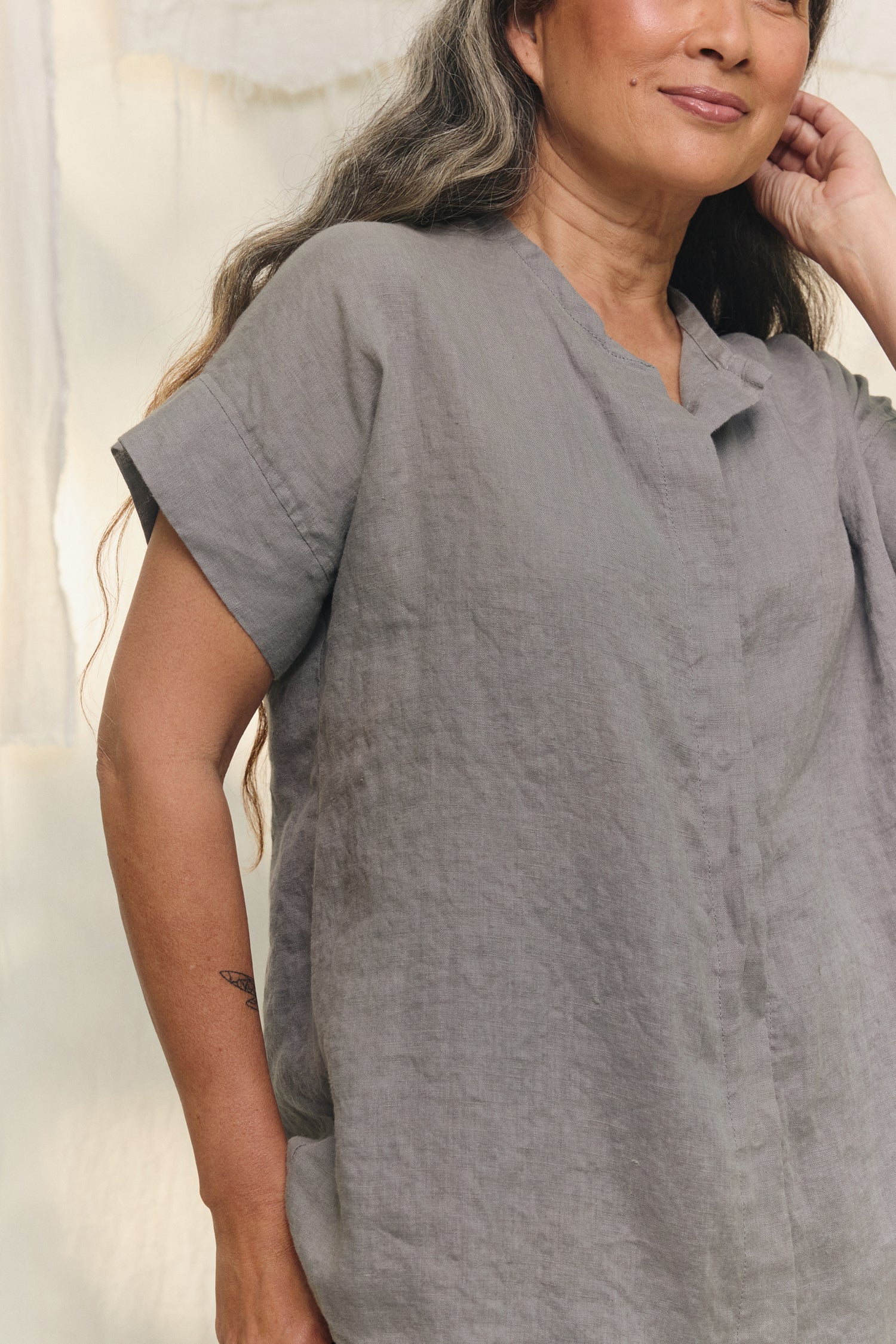 Georgia Snap Top in Lightweight Linen Overcast#color_overcast
