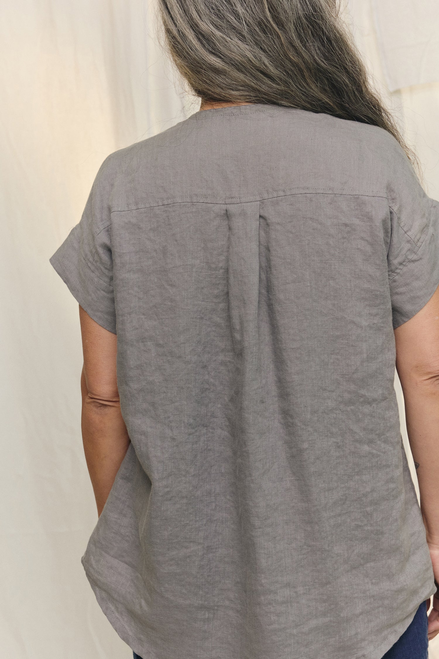 Georgia Snap Top in Lightweight Linen Overcast#color_overcast