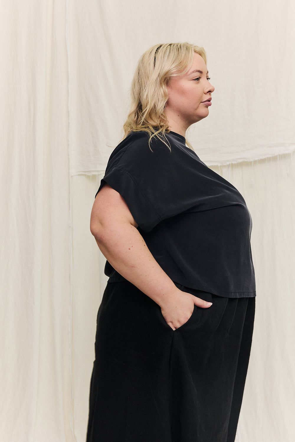 Georgia Tee in Washable Silk Graphite#color_graphite