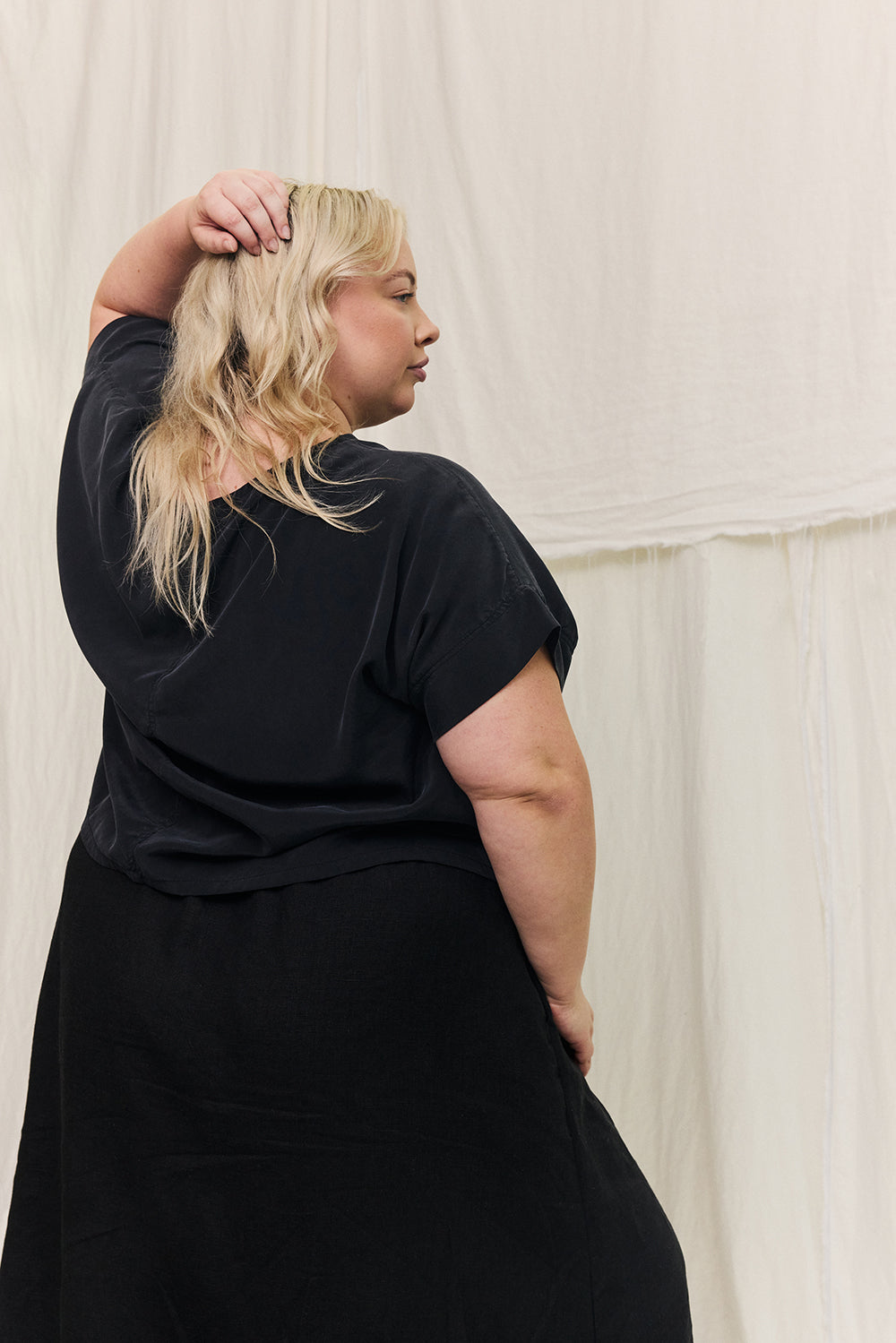 Georgia Tee in Washable Silk Graphite#color_graphite