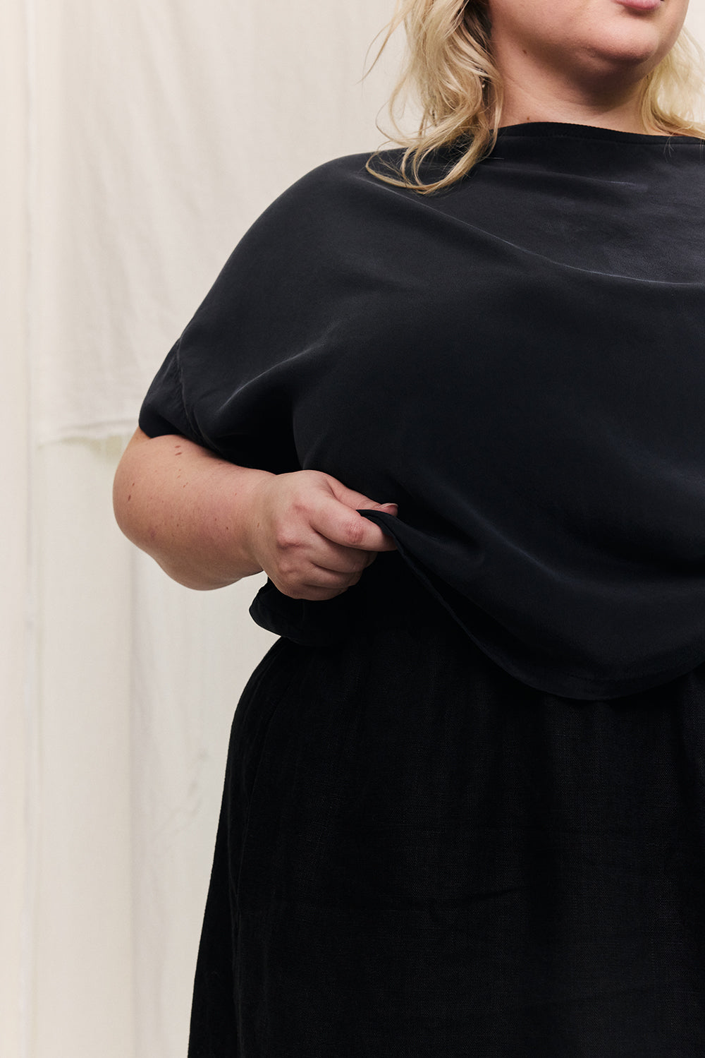 Georgia Tee in Washable Silk Graphite#color_graphite