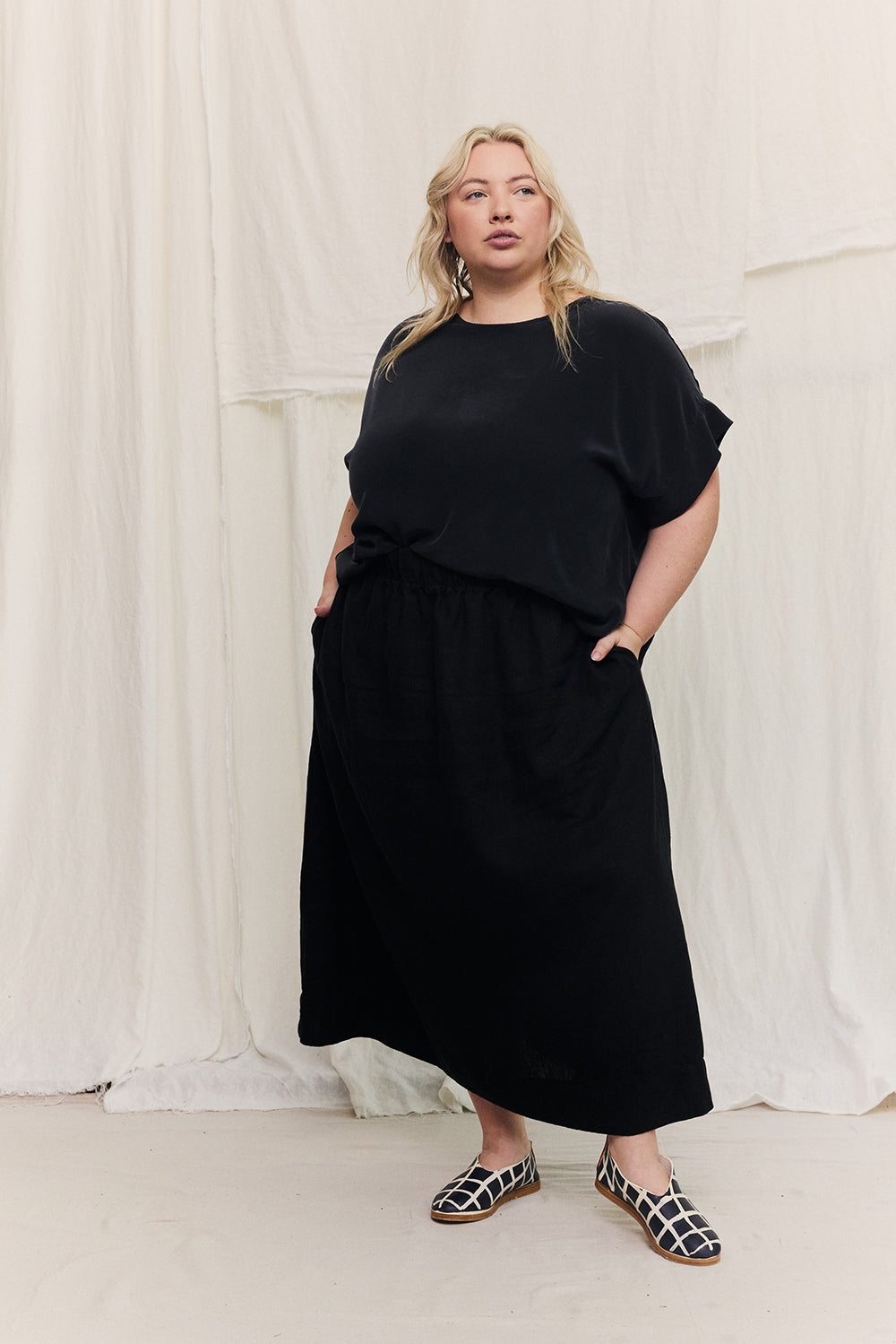 Georgia Tee in Washable Silk Graphite#color_graphite