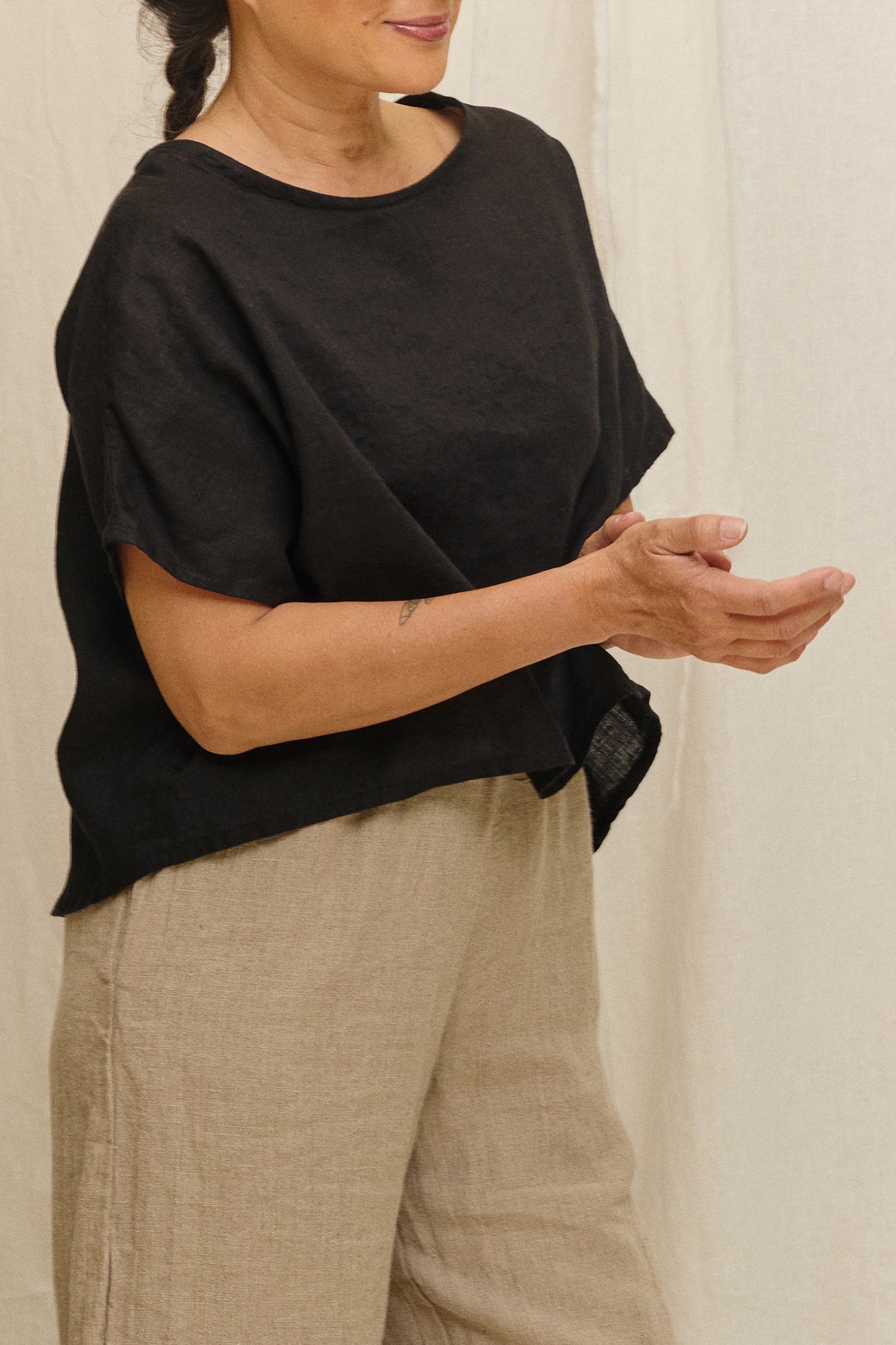 Linn Tee in Lightweight Linen Ink#color_ink