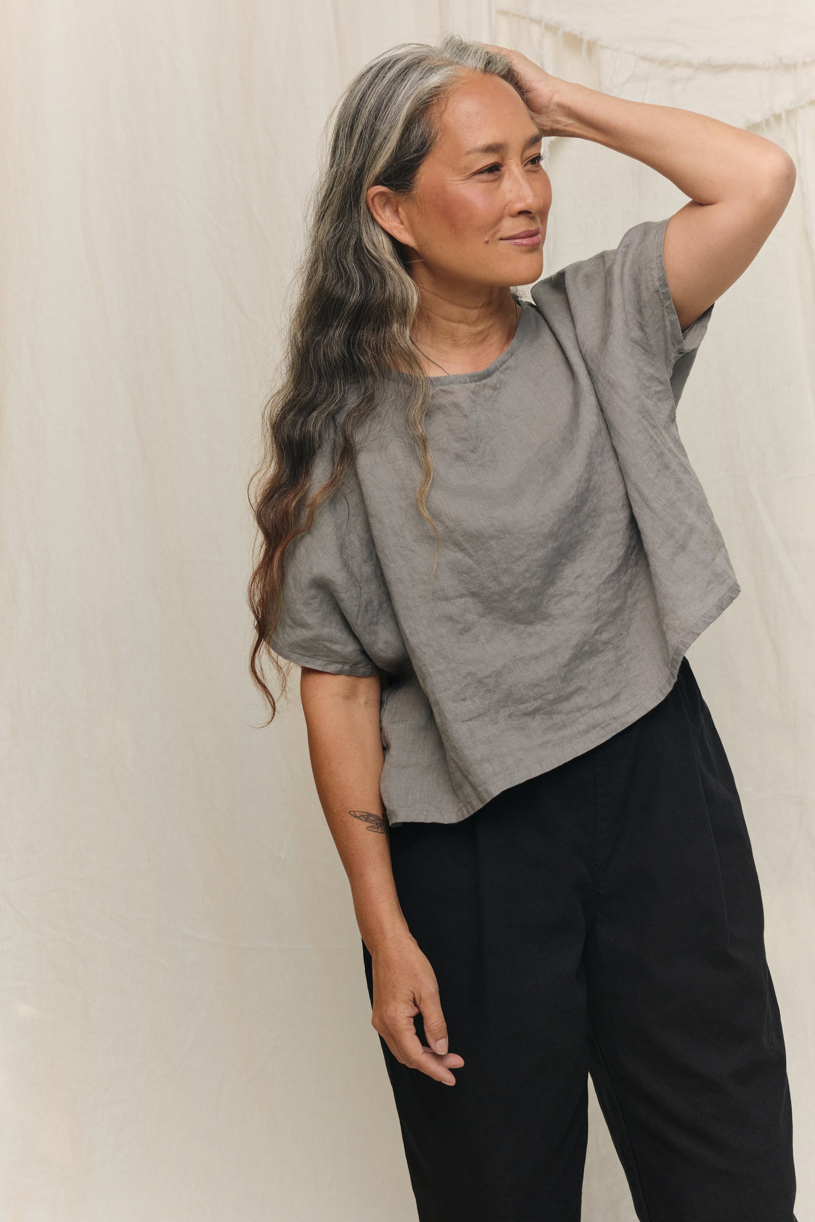Linn Tee in Lightweight Linen Overcast#color_overcast