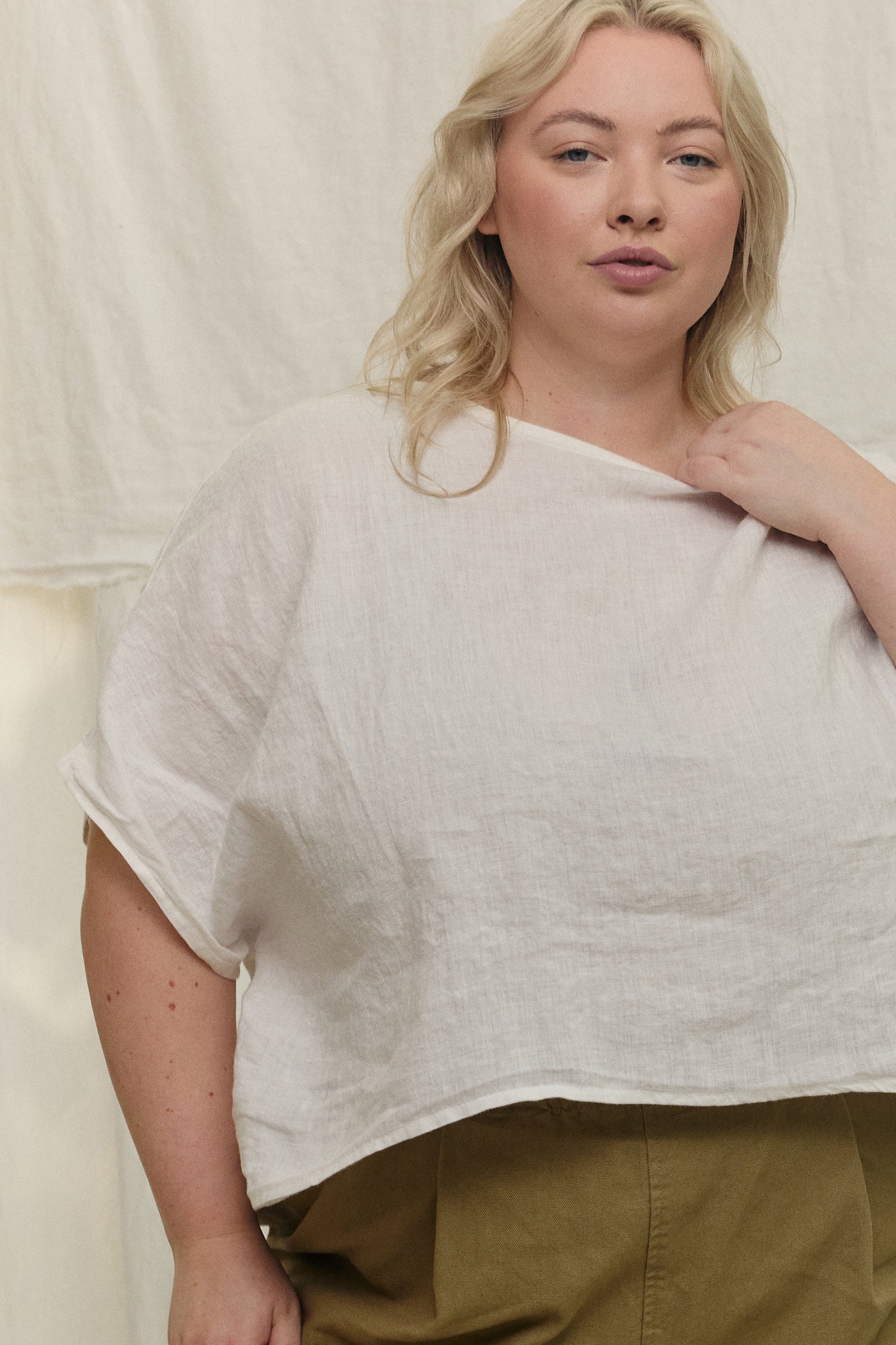 Linn Tee in Lightweight Linen Salt#color_salt