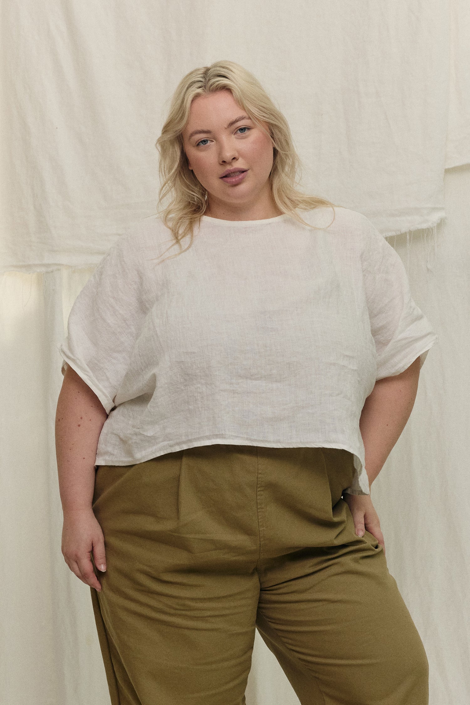 Linn Tee in Lightweight Linen Salt#color_salt