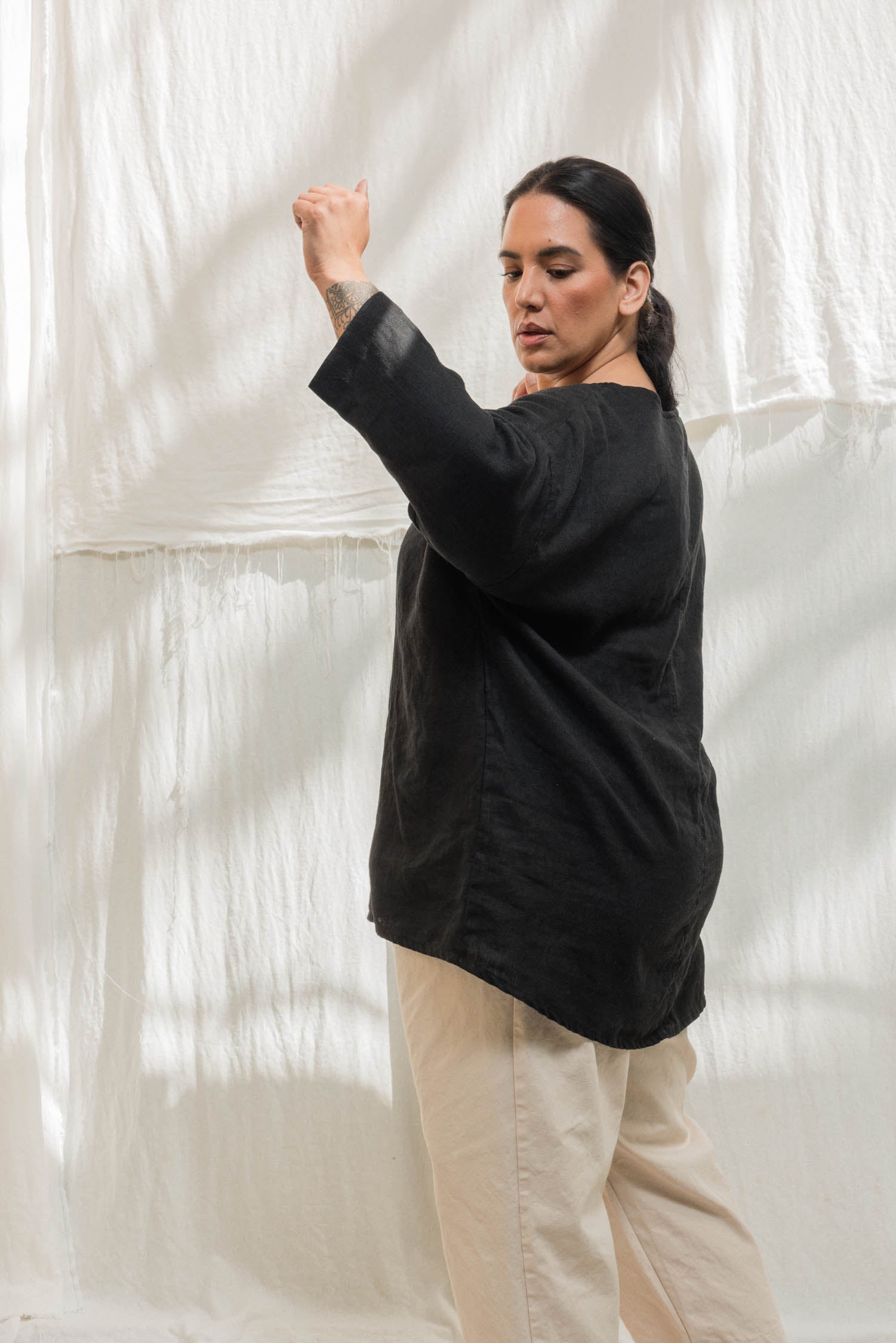 Long Sleeve Harper Tunic in Midweight Linen Ink#color_ink