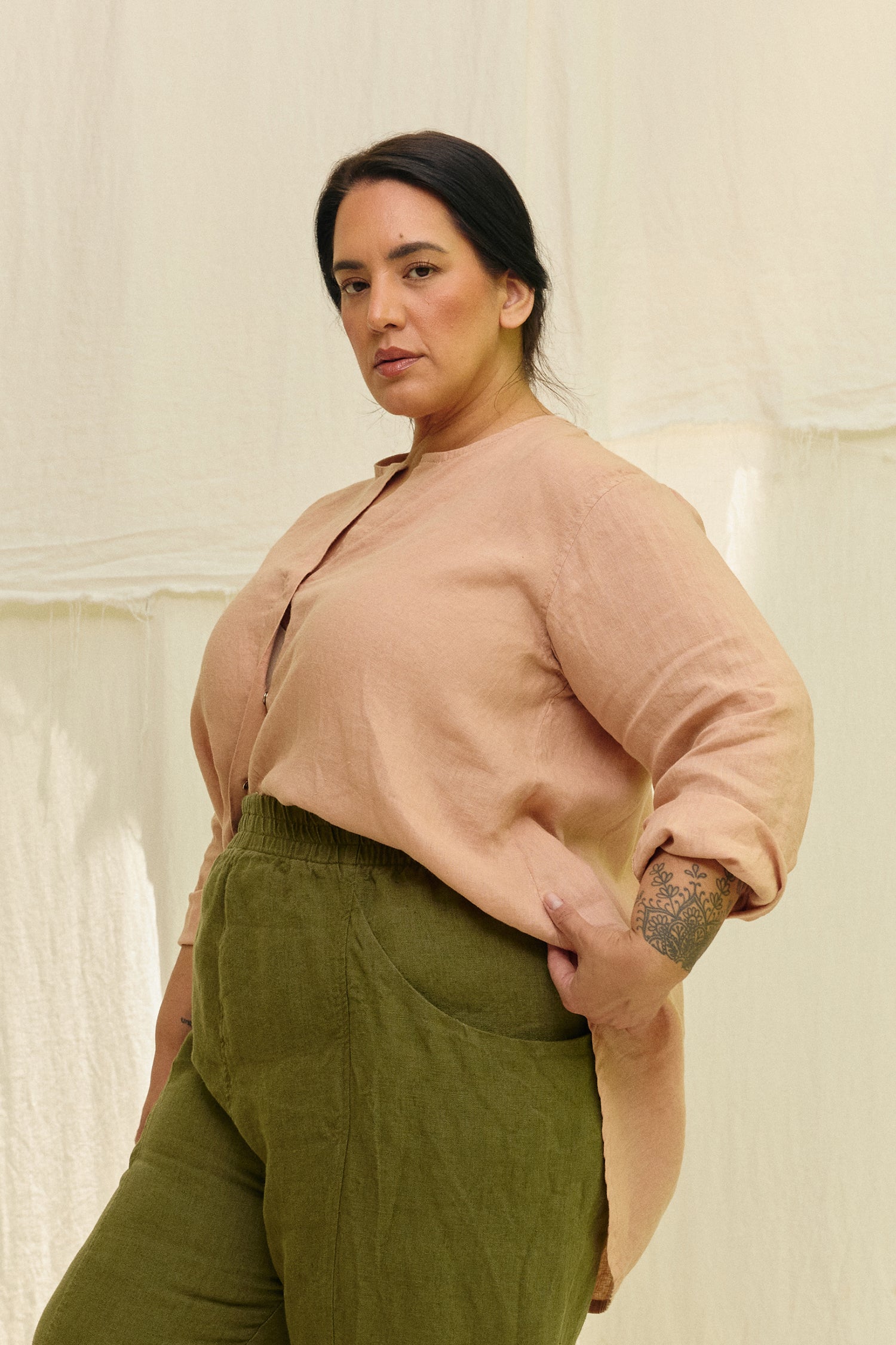 Long Sleeve Kara Snap Top in Lightweight Linen Canyon#color_canyon
