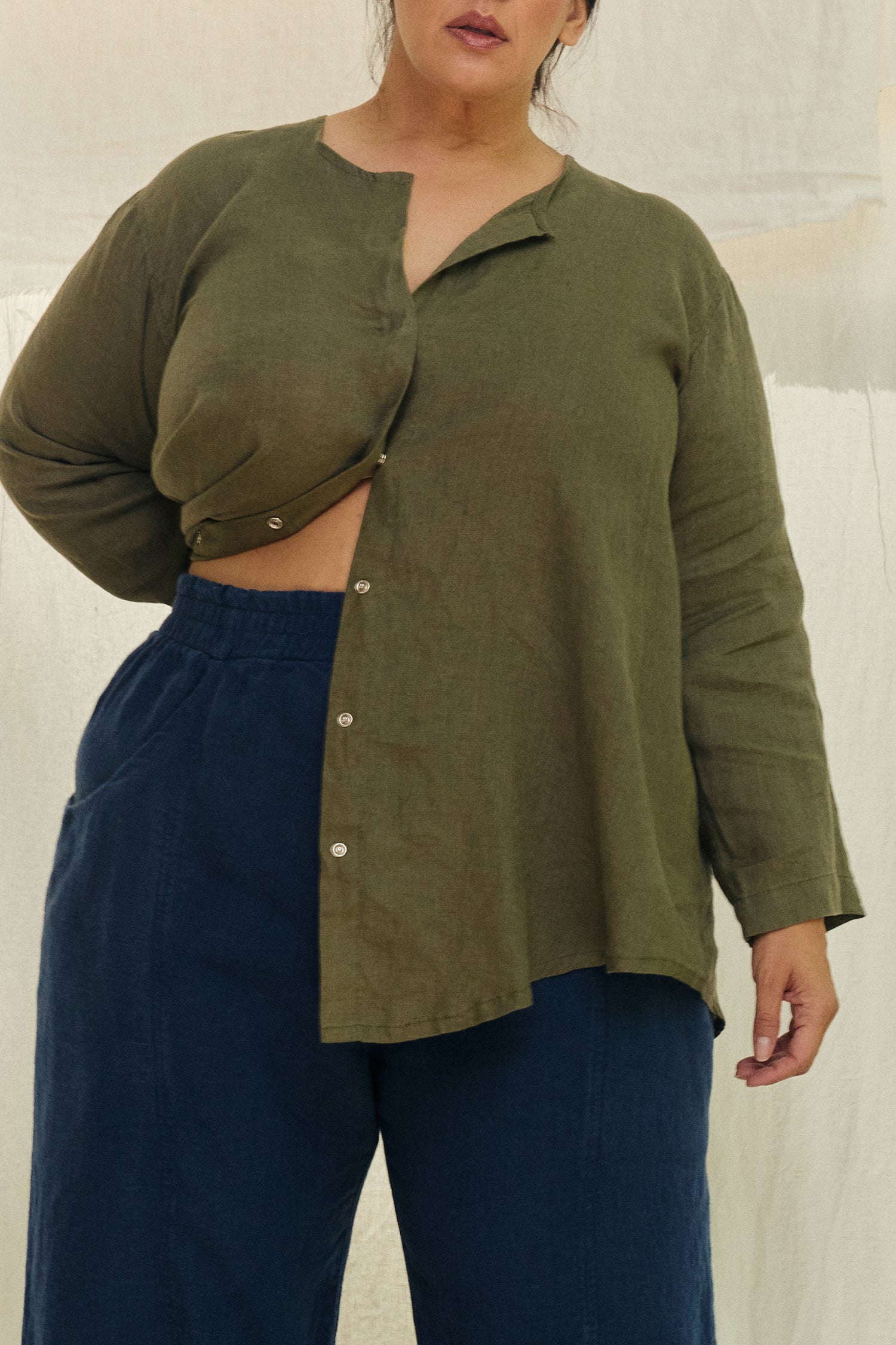 Long Sleeve Kara Snap Top in Lightweight Linen Lichen#color_lichen