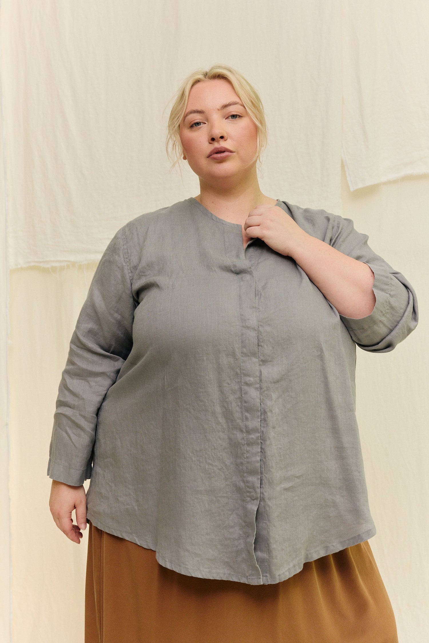 Long Sleeve Kara Snap Top in Lightweight Linen Overcast#color_overcast