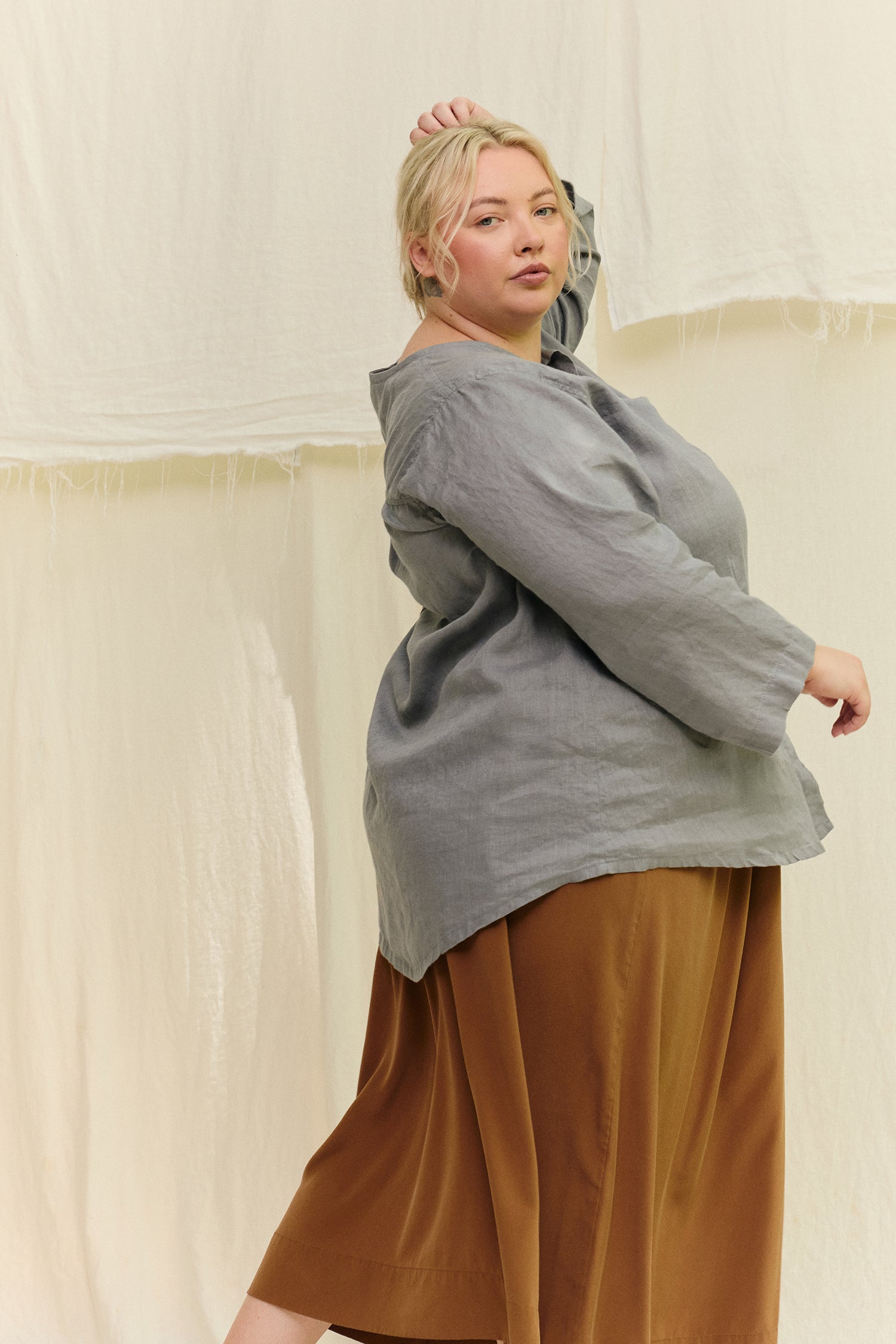 Long Sleeve Kara Snap Top in Lightweight Linen Overcast#color_overcast