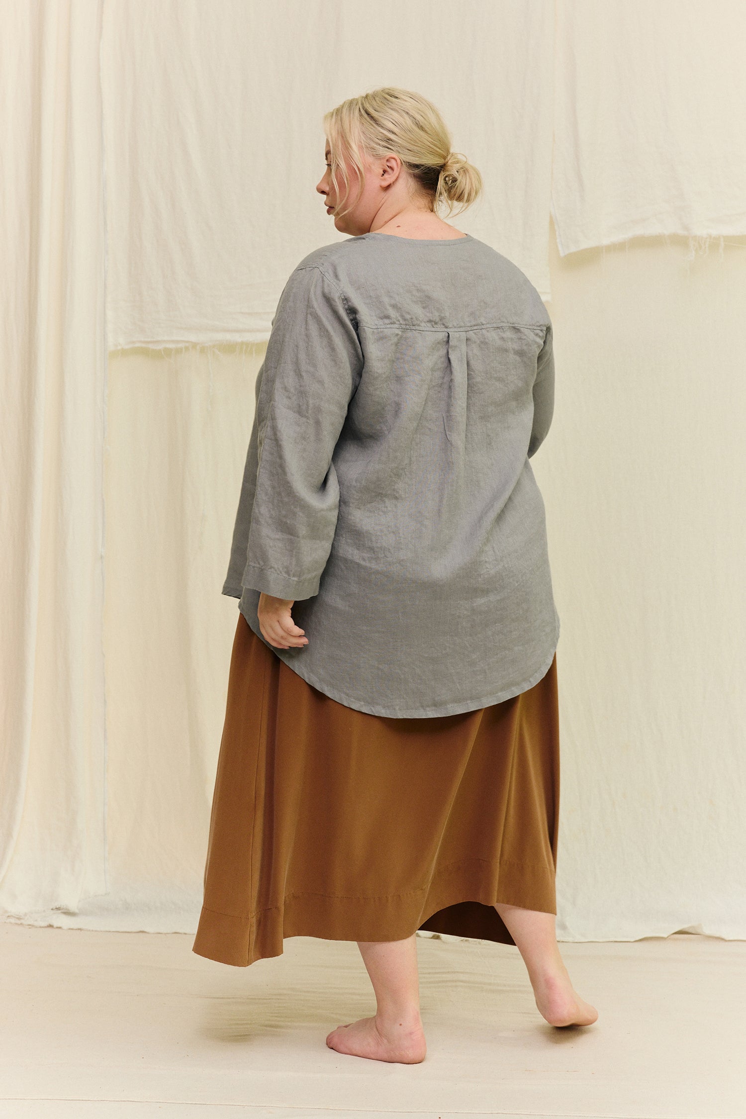 Long Sleeve Kara Snap Top in Lightweight Linen Overcast#color_overcast