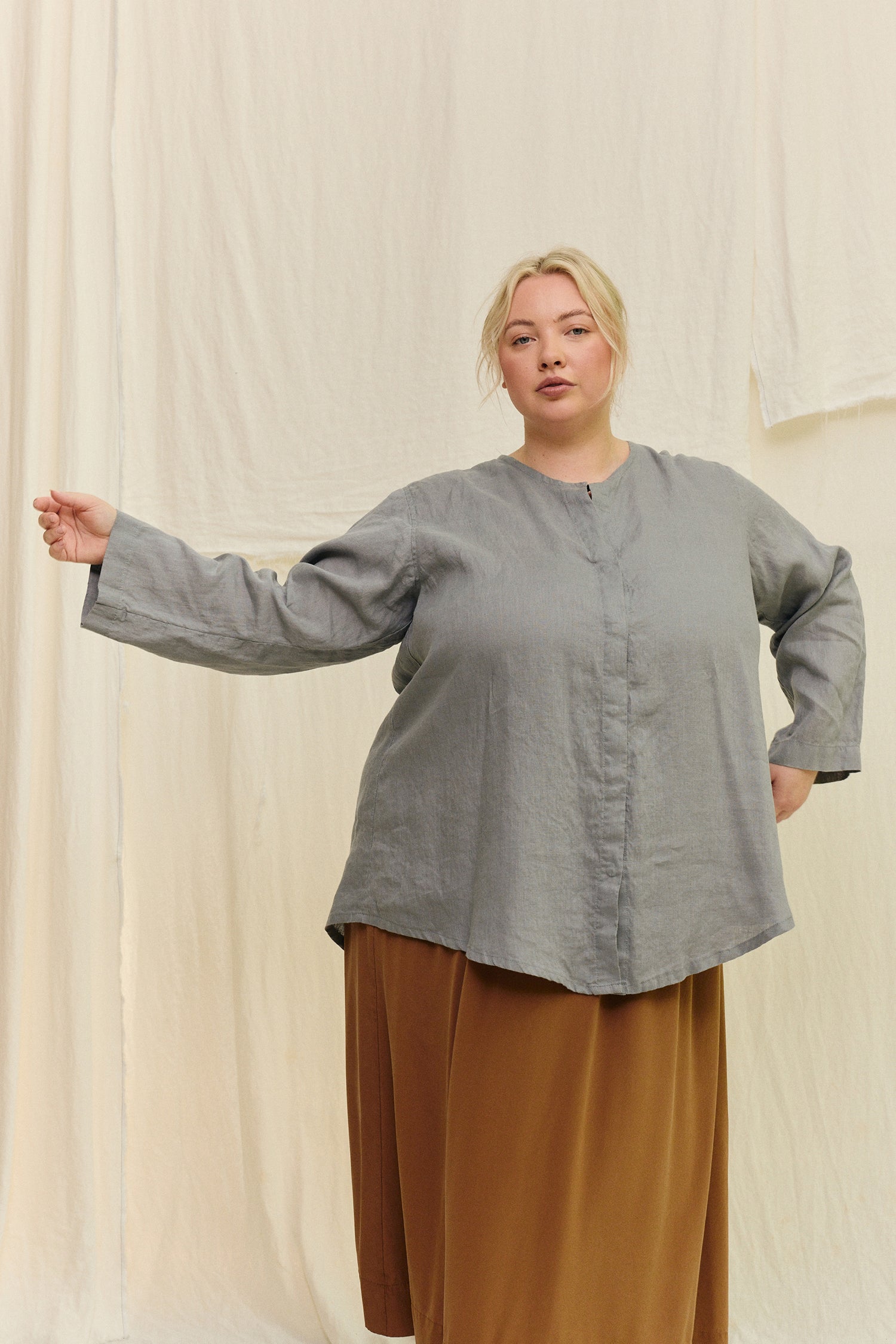 Long Sleeve Kara Snap Top in Lightweight Linen Overcast#color_overcast