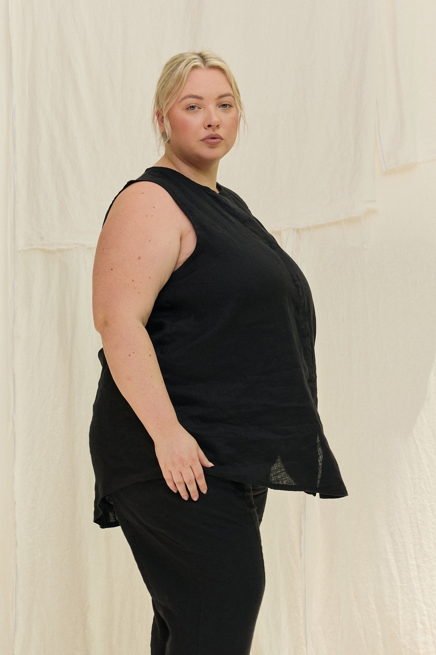 Sleeveless Kara Snap Top in Lightweight Linen Ink#color_ink