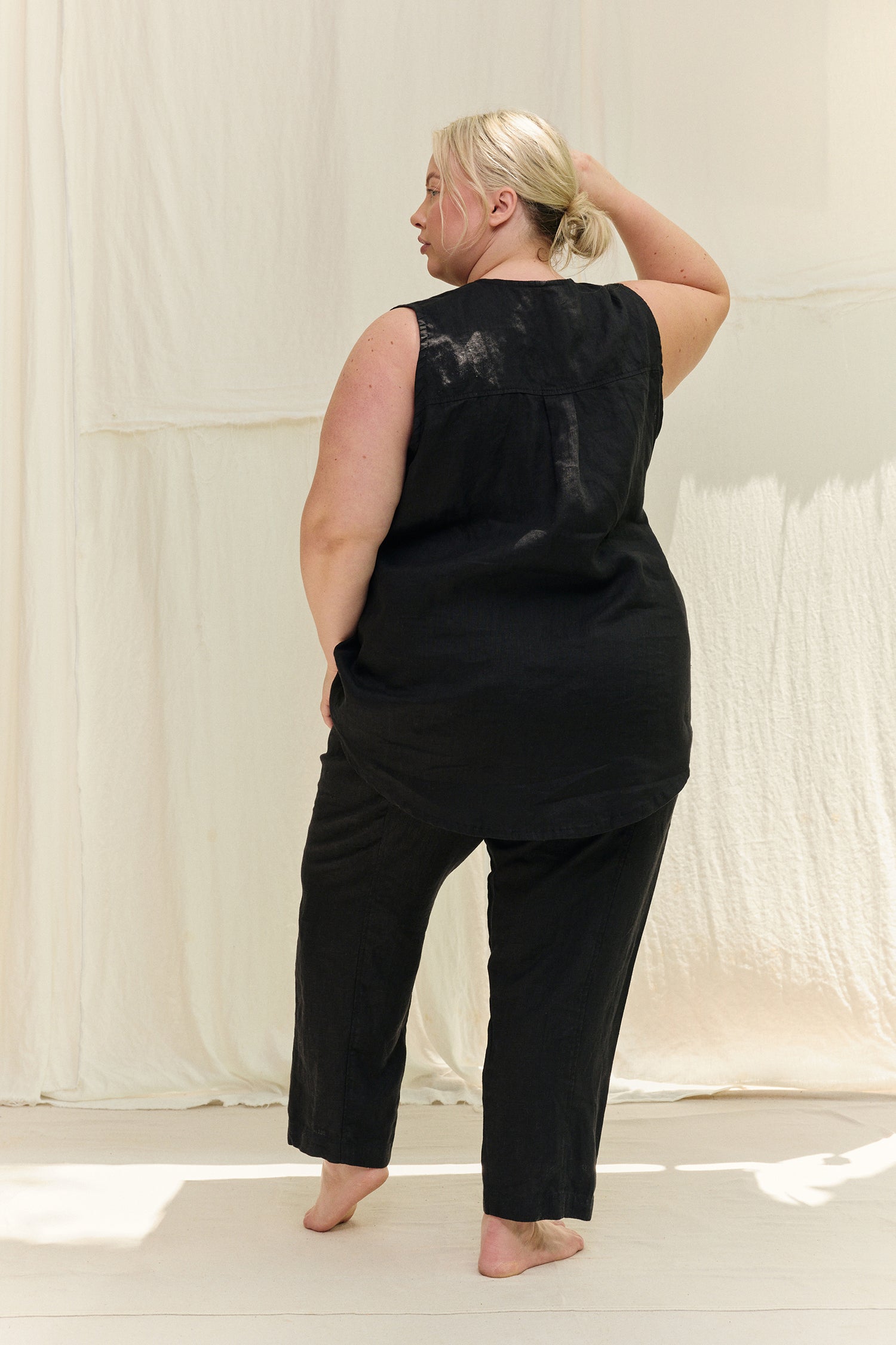 Sleeveless Kara Snap Top in Lightweight Linen Ink#color_ink