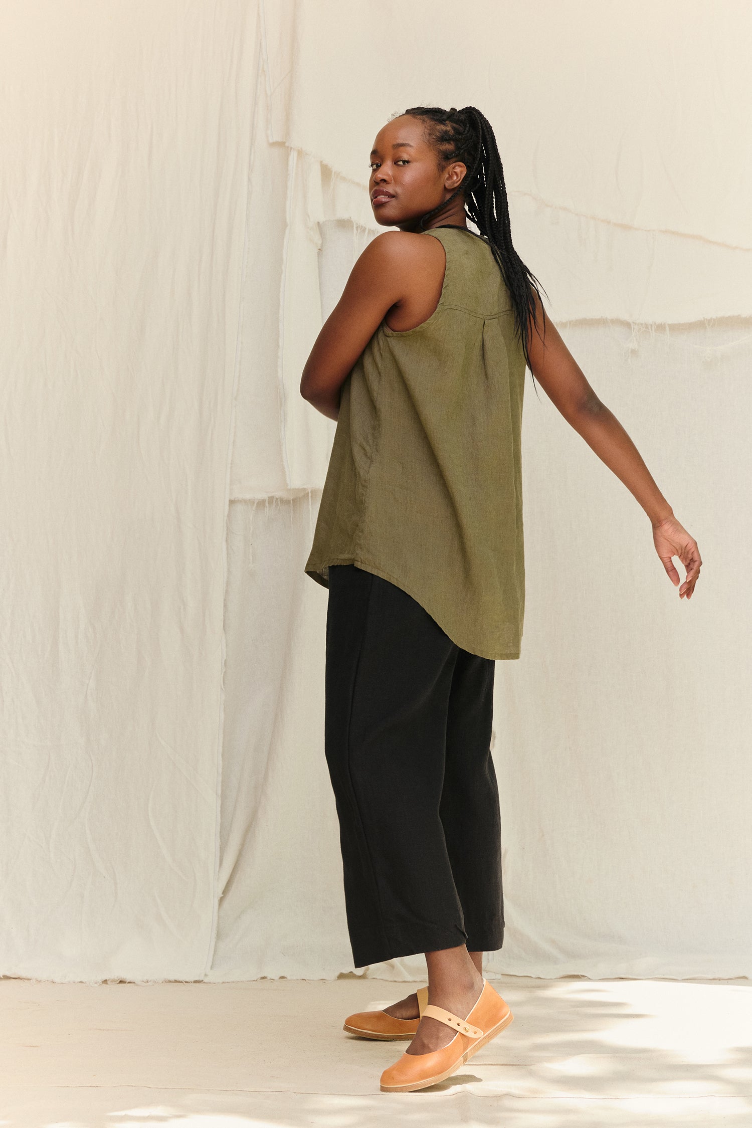 Sleeveless Kara Snap Top in Lightweight Linen Lichen#color_lichen