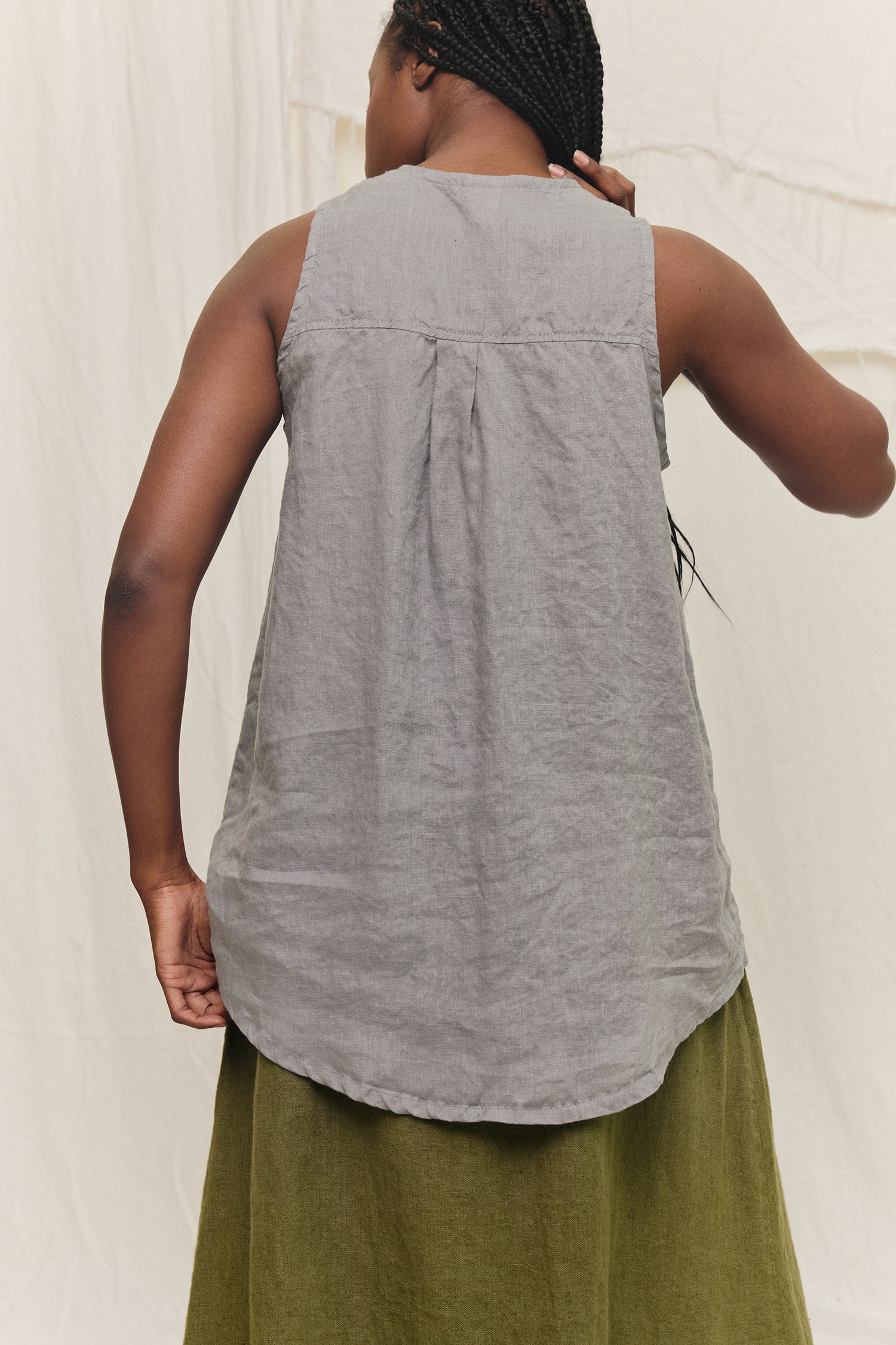 Sleeveless Kara Snap Top in Lightweight Linen Overcast#color_overcast