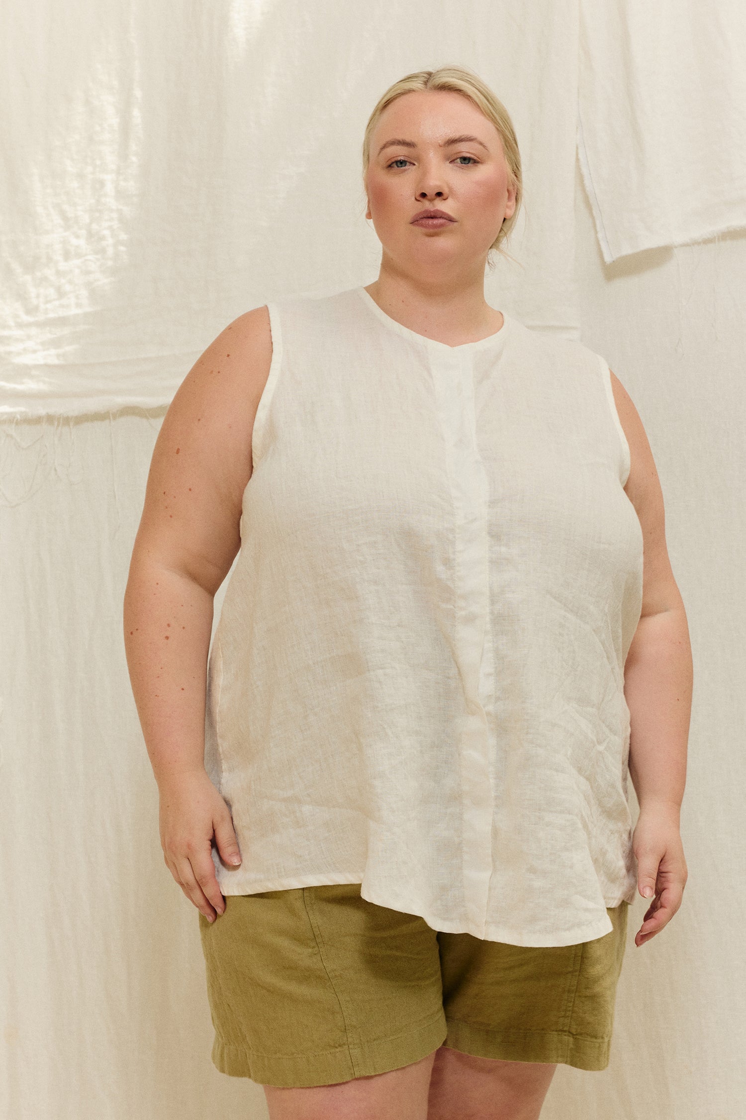 Sleeveless Kara Snap Top in Lightweight Linen Salt#color_salt