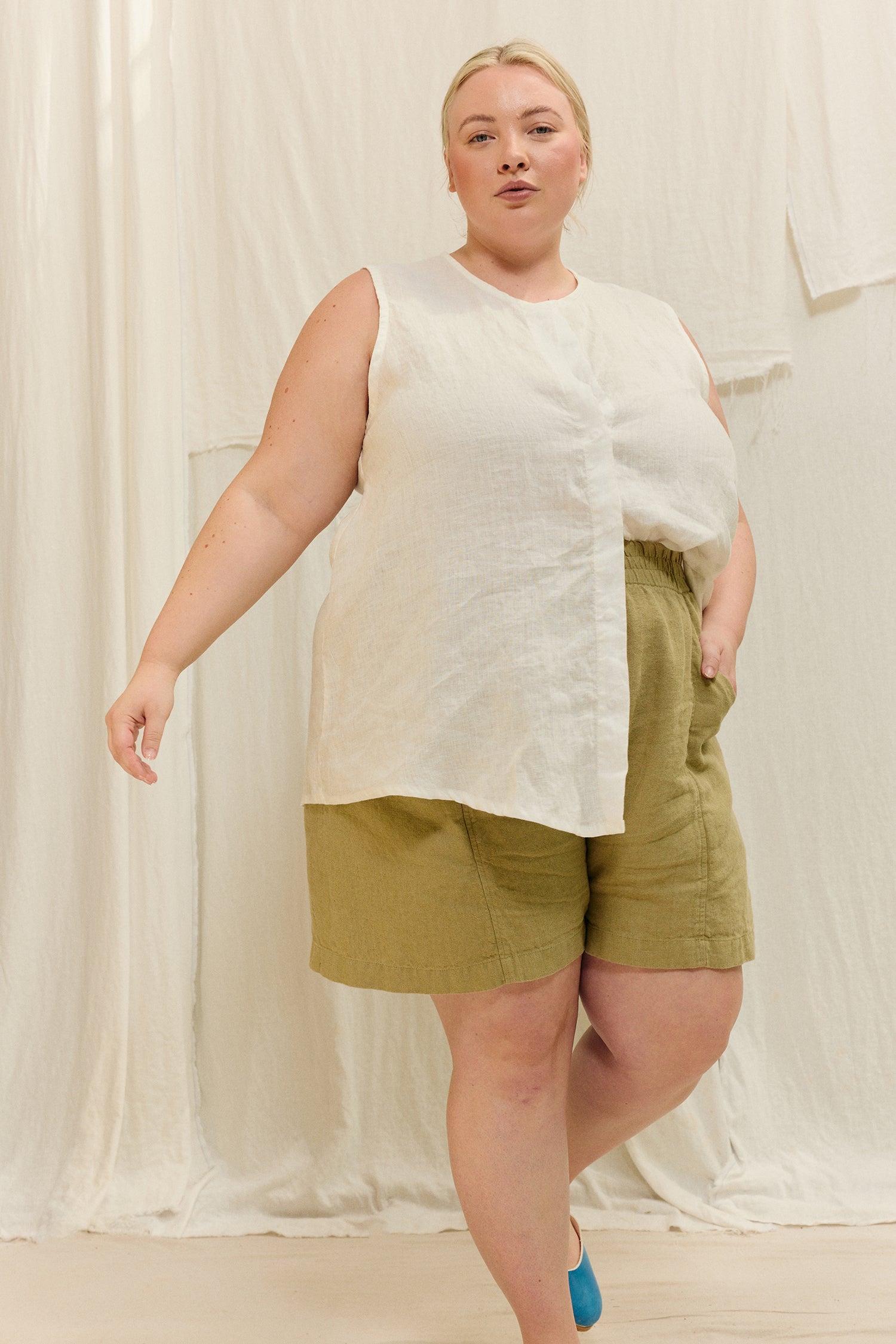 Sleeveless Kara Snap Top in Lightweight Linen Salt#color_salt