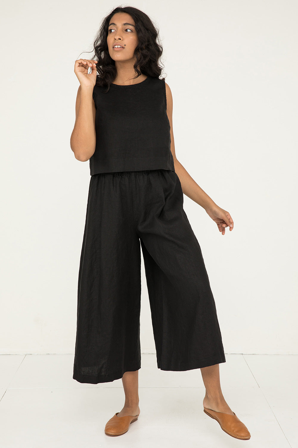 Petra Crop in Midweight Linen Black#color_black