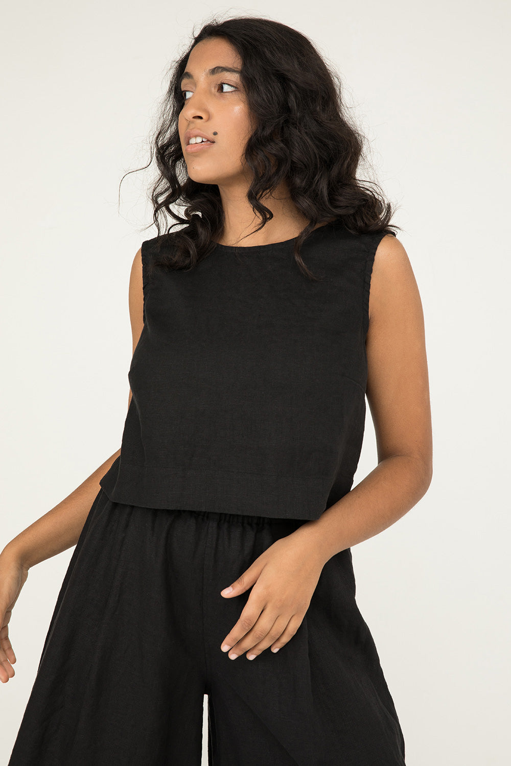 Petra Crop in Midweight Linen Black#color_black