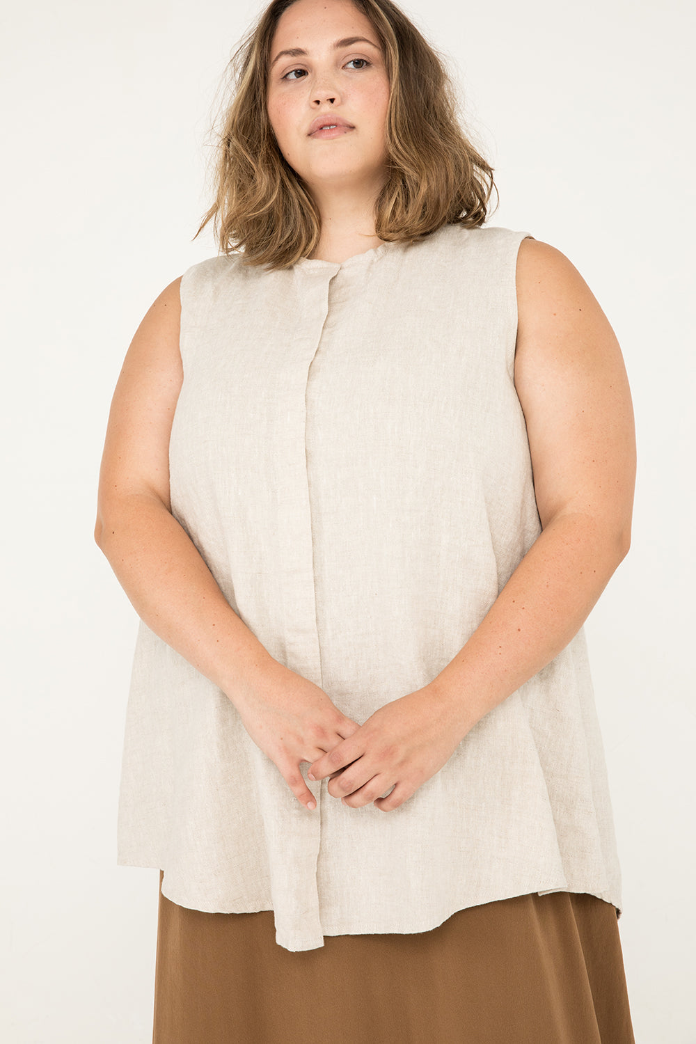 Sleeveless Kara Snap Top in Midweight Linen Flax#color_flax