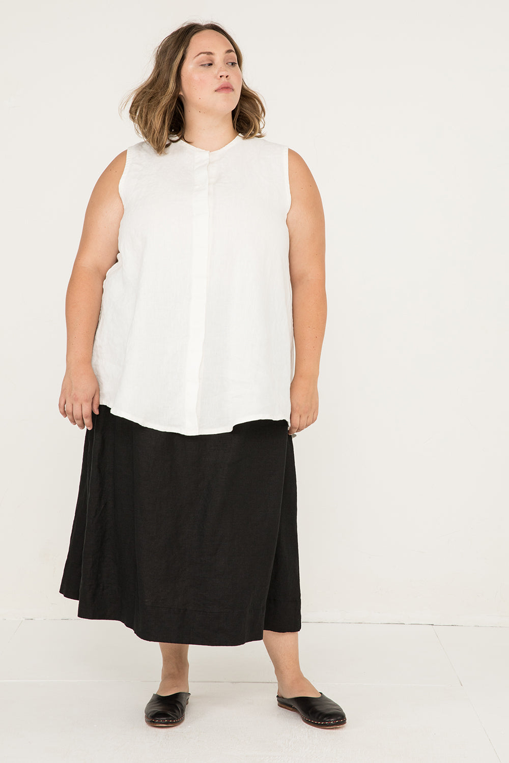 Sleeveless Kara Snap Top in Midweight Linen Ivory#color_ivory