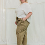 Andy Trouser in Organic Cotton Canvas Olivine#color_olivine