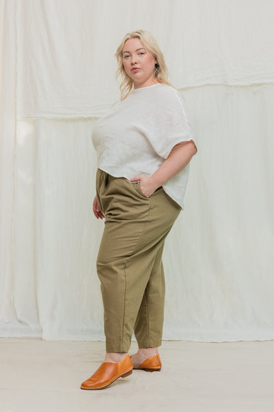 Andy Trouser in Organic Cotton Canvas Olivine#color_olivine