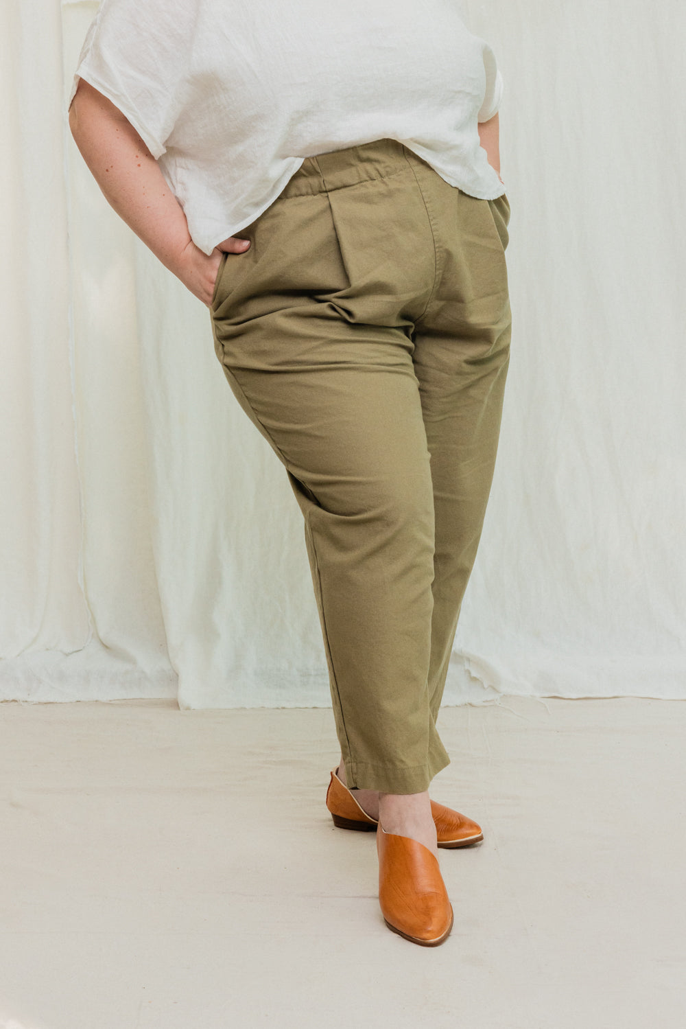 Andy Trouser in Organic Cotton Canvas Olivine#color_olivine