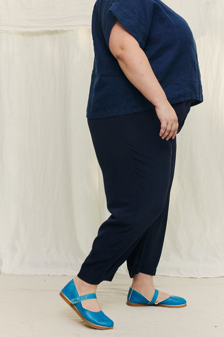 Andy Trouser in Washable Silk Midnight#color_midnight