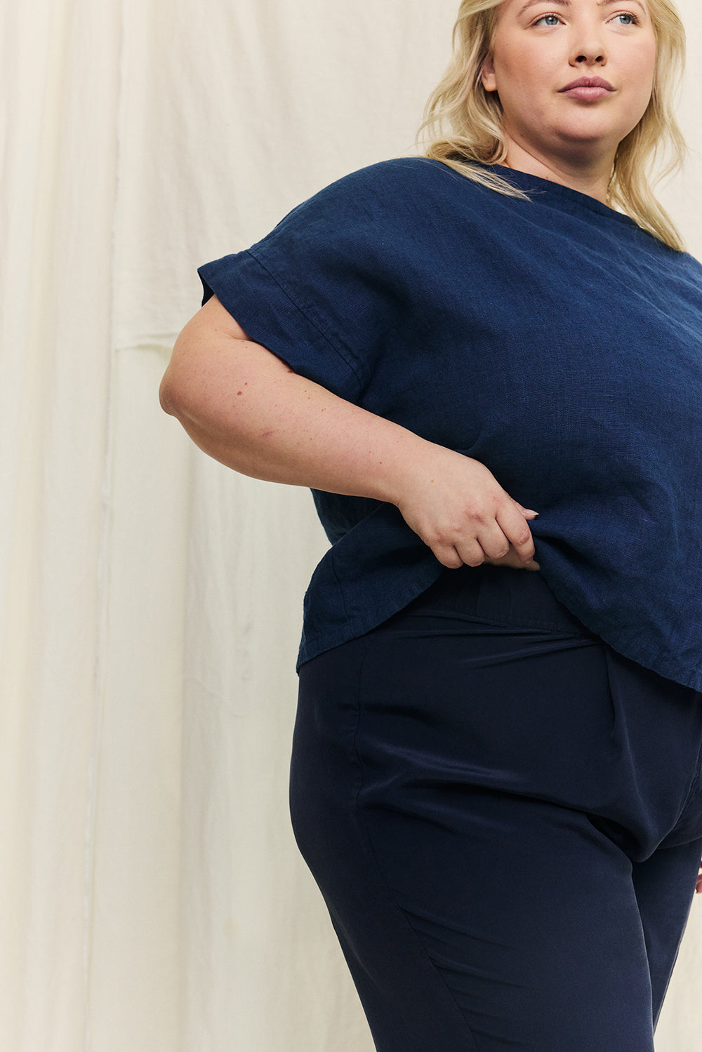 Andy Trouser in Washable Silk Midnight#color_midnight
