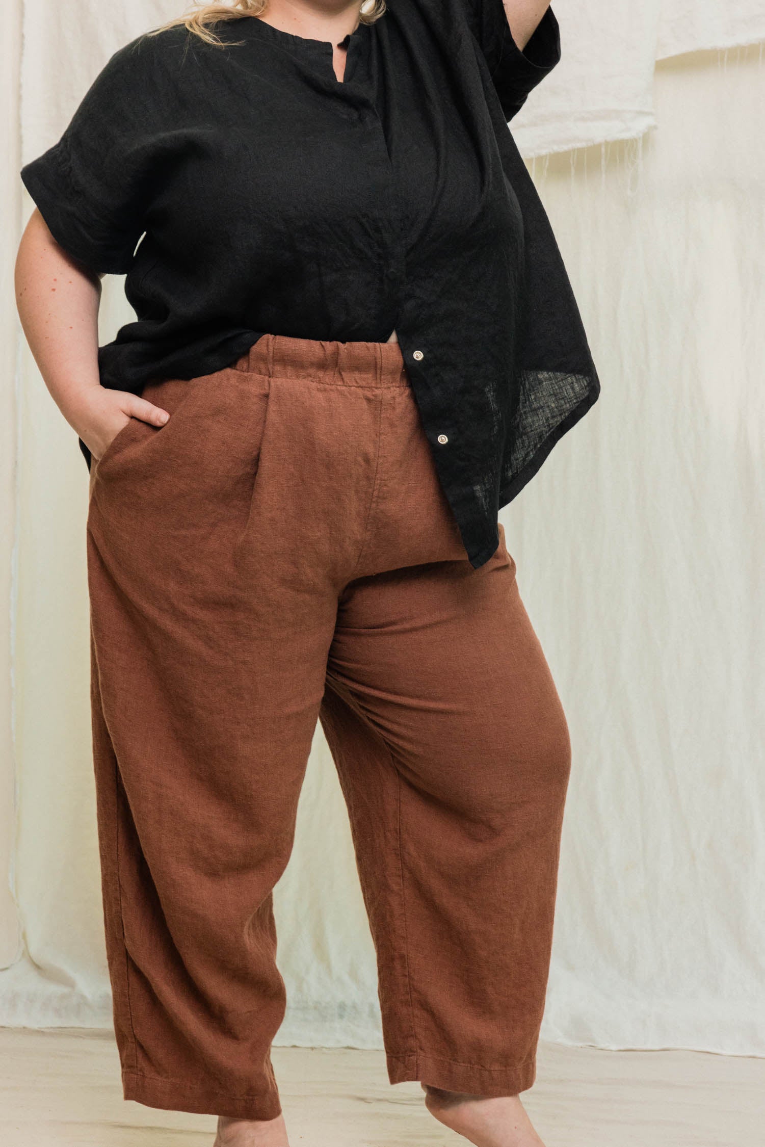 Andy Trouser in Midweight Linen Cedar#color_cedar
