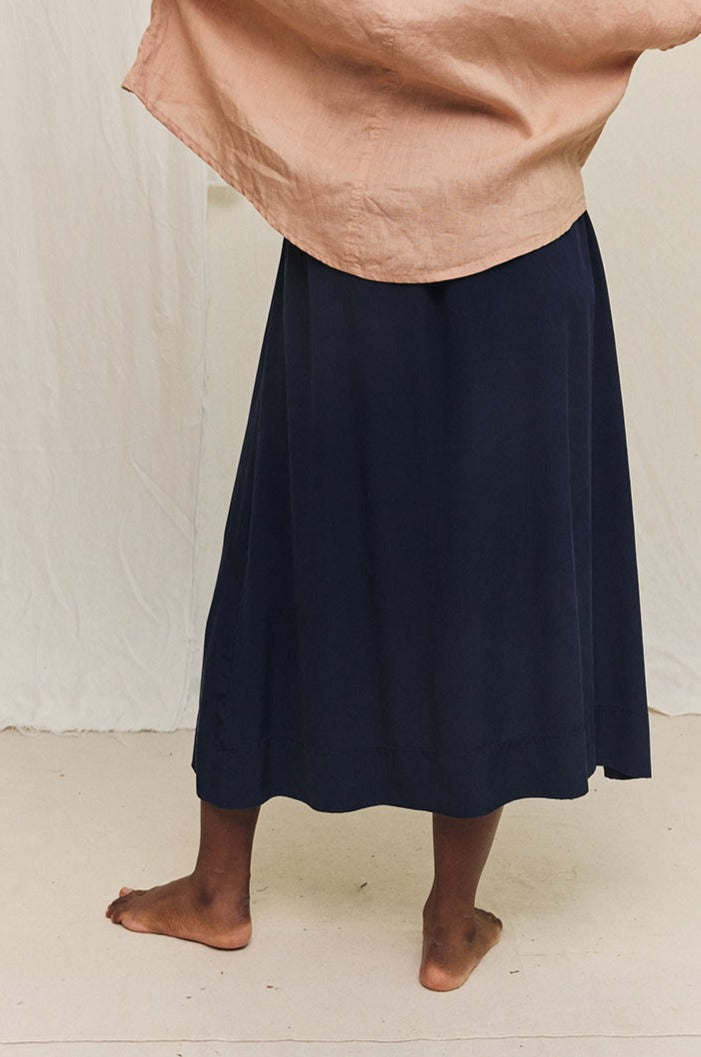 Bel Skirt in Washable Silk Midnight#color_midnight