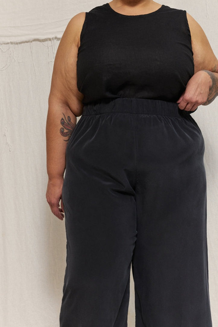 Florence Pant in Washable Silk Graphite#color_graphite