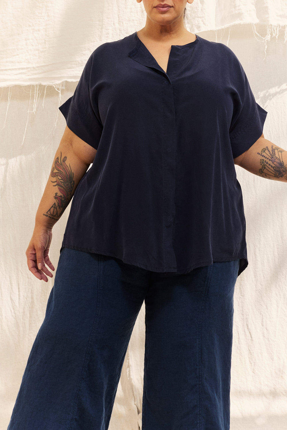 Georgia Snap Top in Washable Silk Midnight#color_midnight