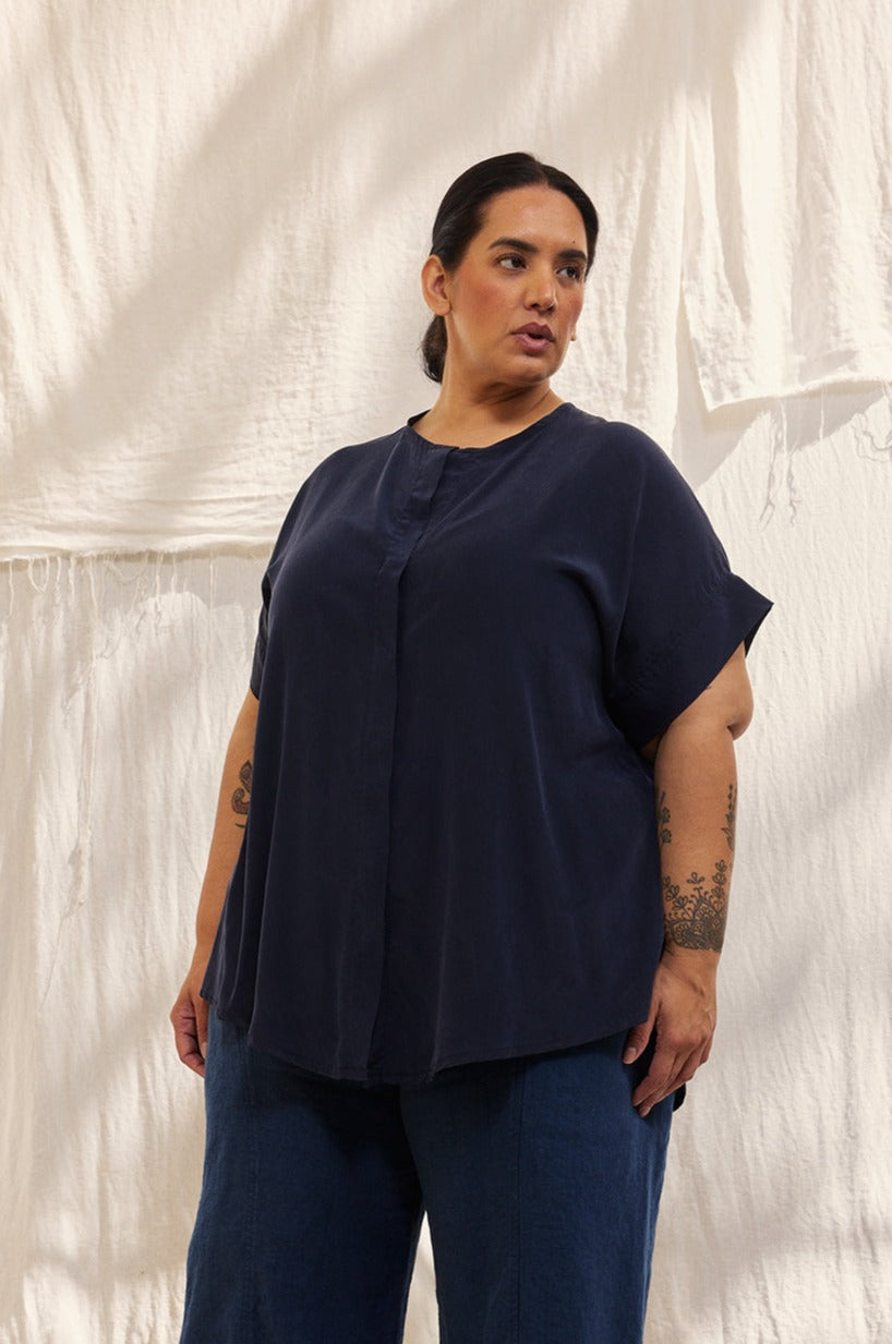 Georgia Snap Top in Washable Silk Midnight#color_midnight