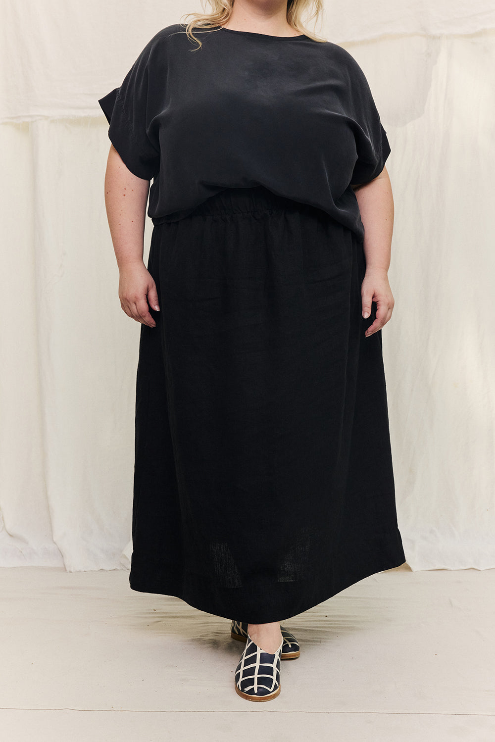 Georgia Tee in Washable Silk Graphite#color_graphite