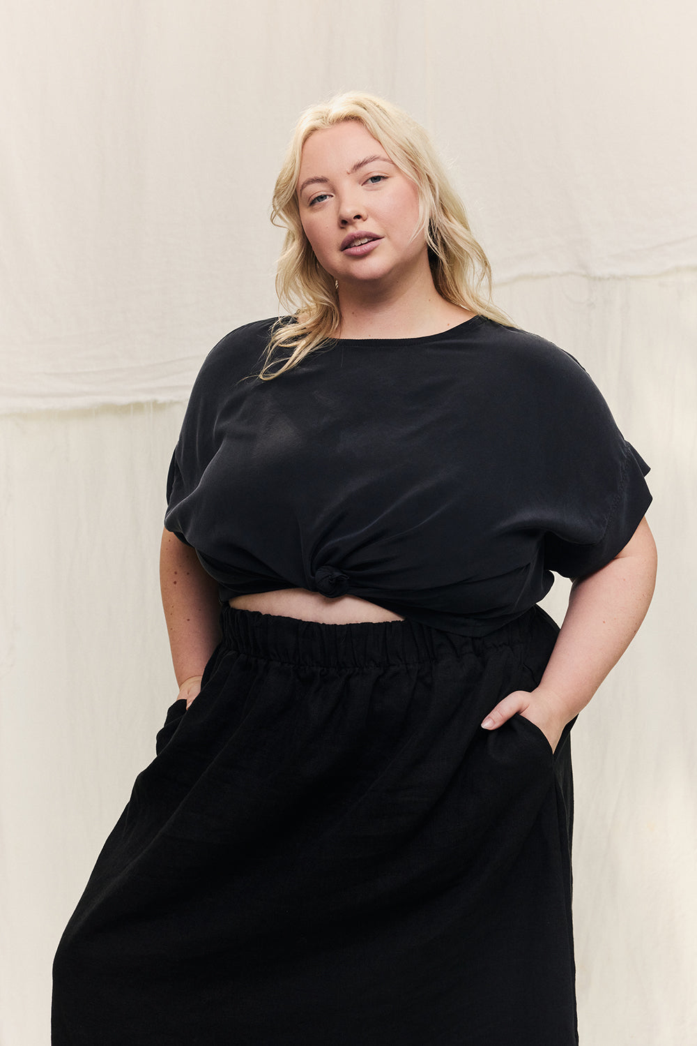 Georgia Tee in Washable Silk Graphite#color_graphite