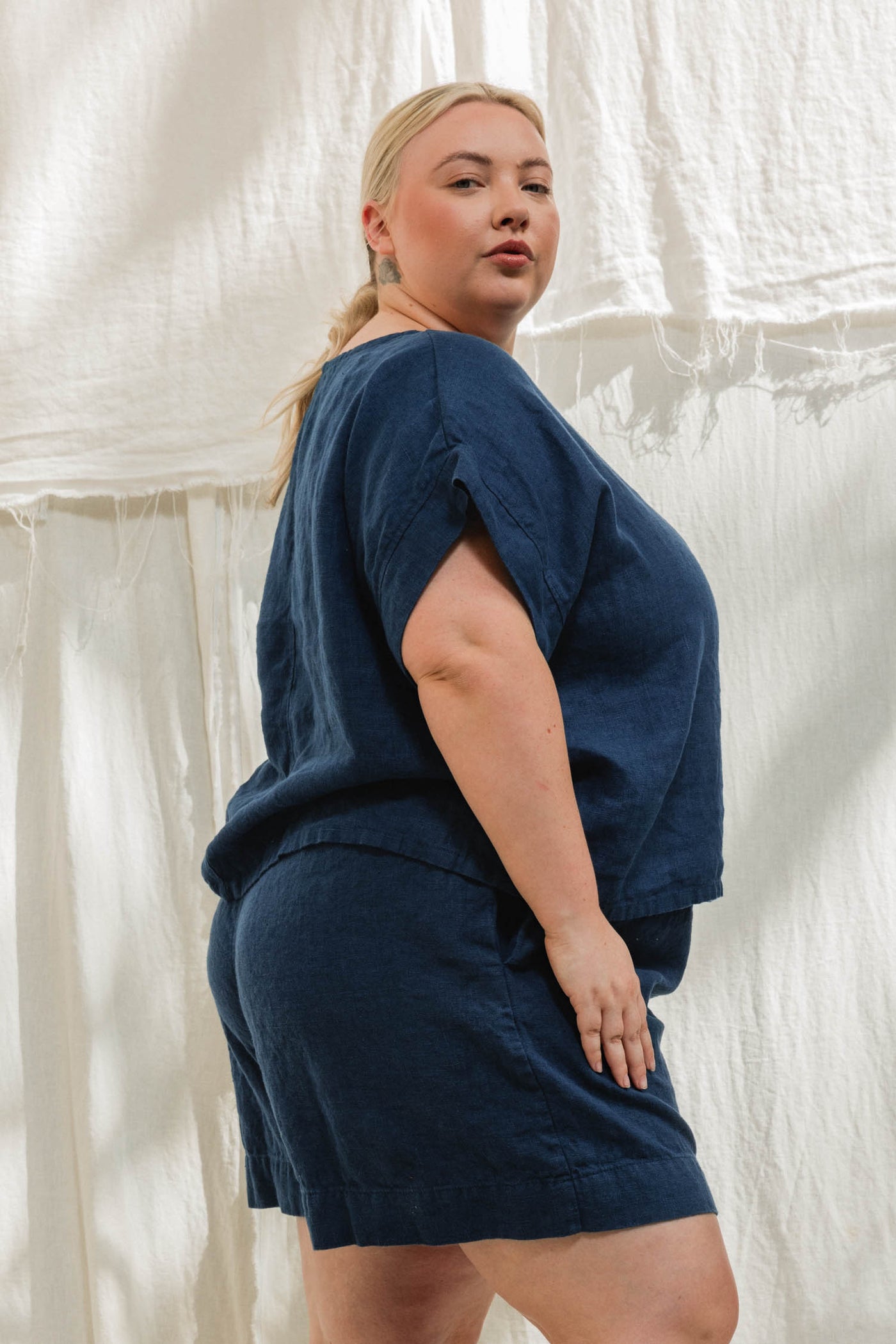 Georgia Tee in Midweight Linen Indigo#color_indigo