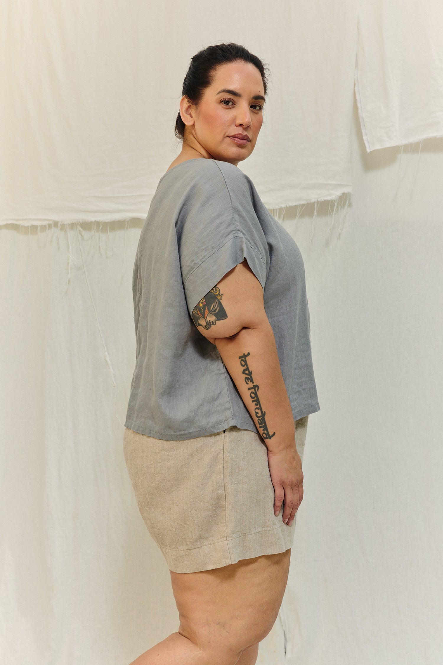 Georgia Tee in Lightweight Linen Overcast#color_overcast