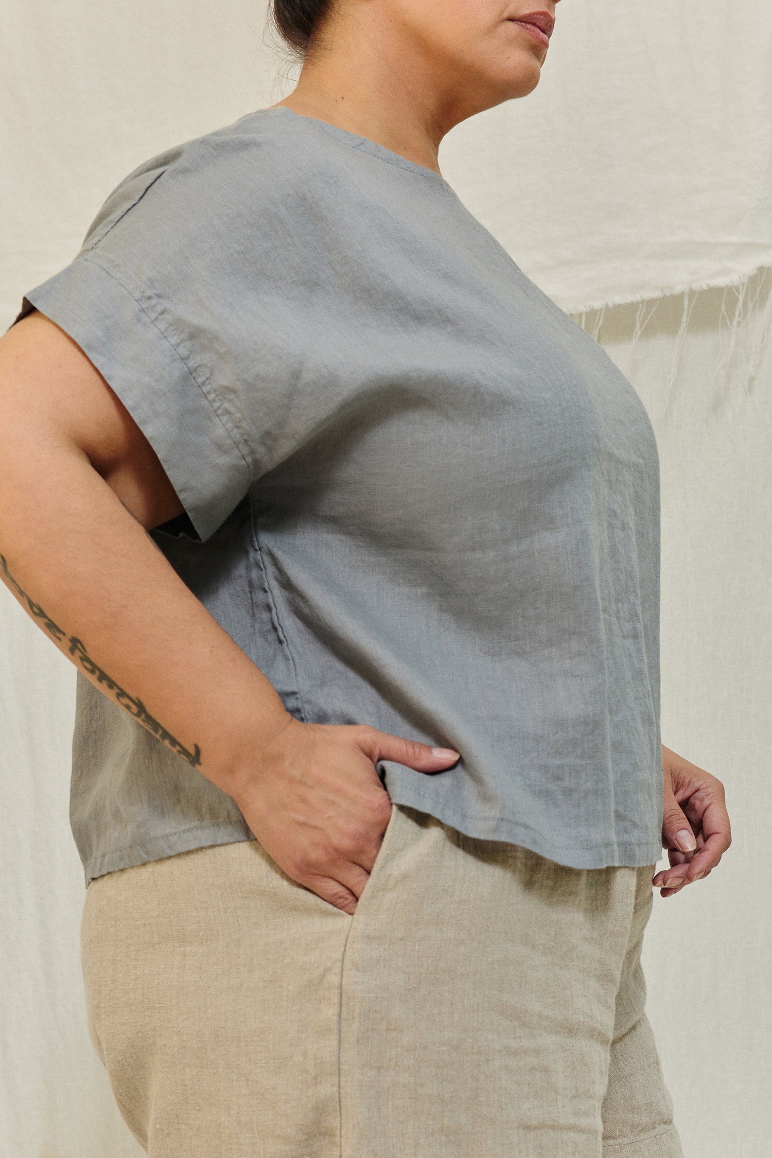 Georgia Tee in Lightweight Linen Overcast#color_overcast