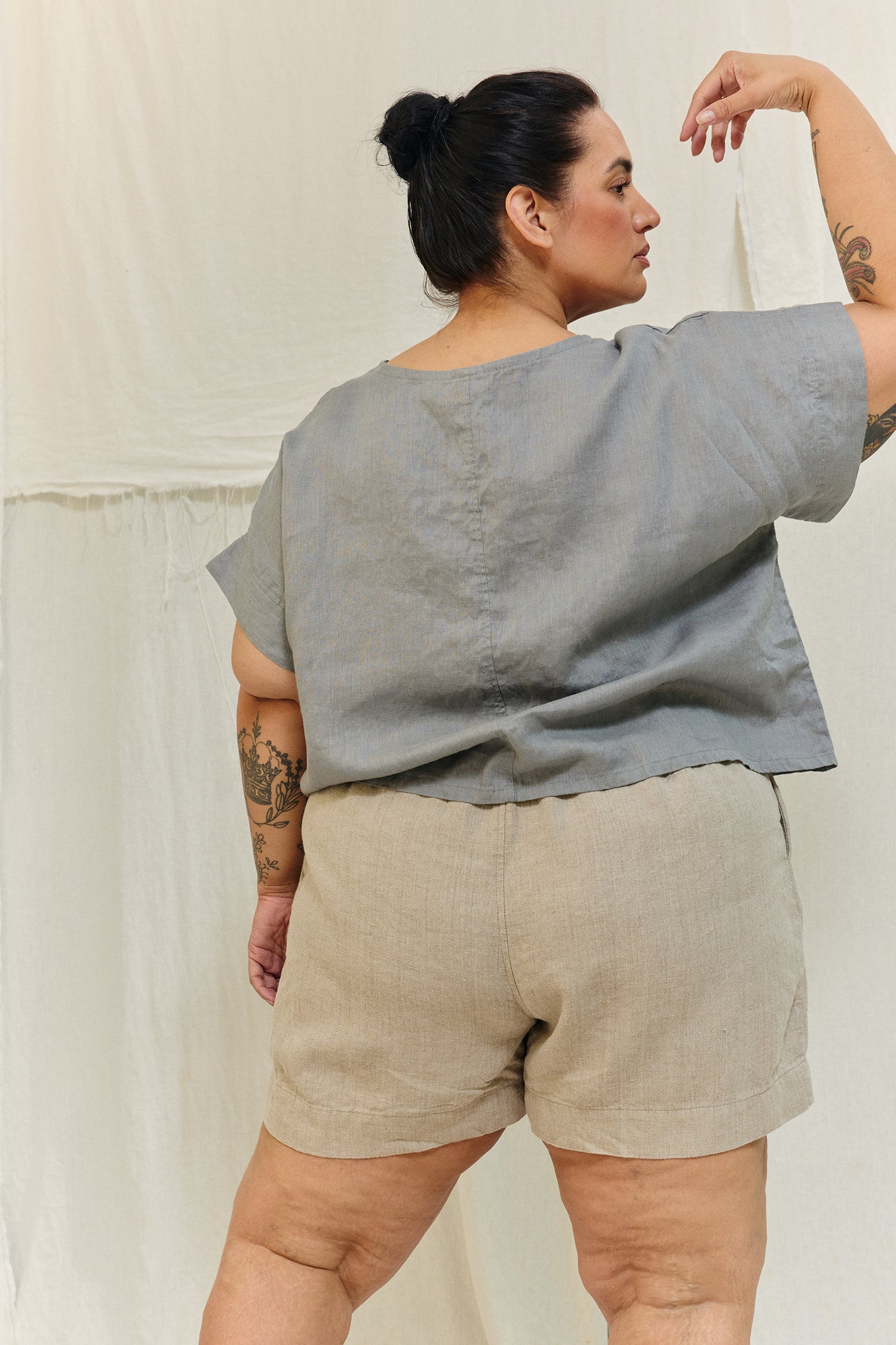 Georgia Tee in Lightweight Linen Overcast#color_overcast