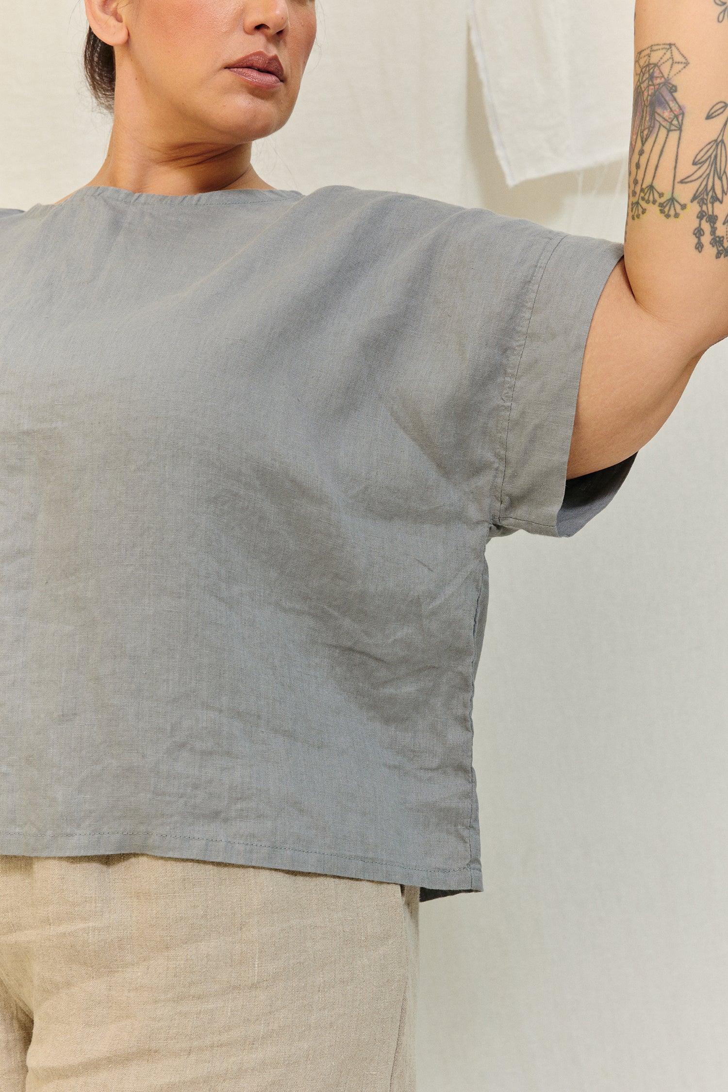 Georgia Tee in Lightweight Linen Overcast#color_overcast