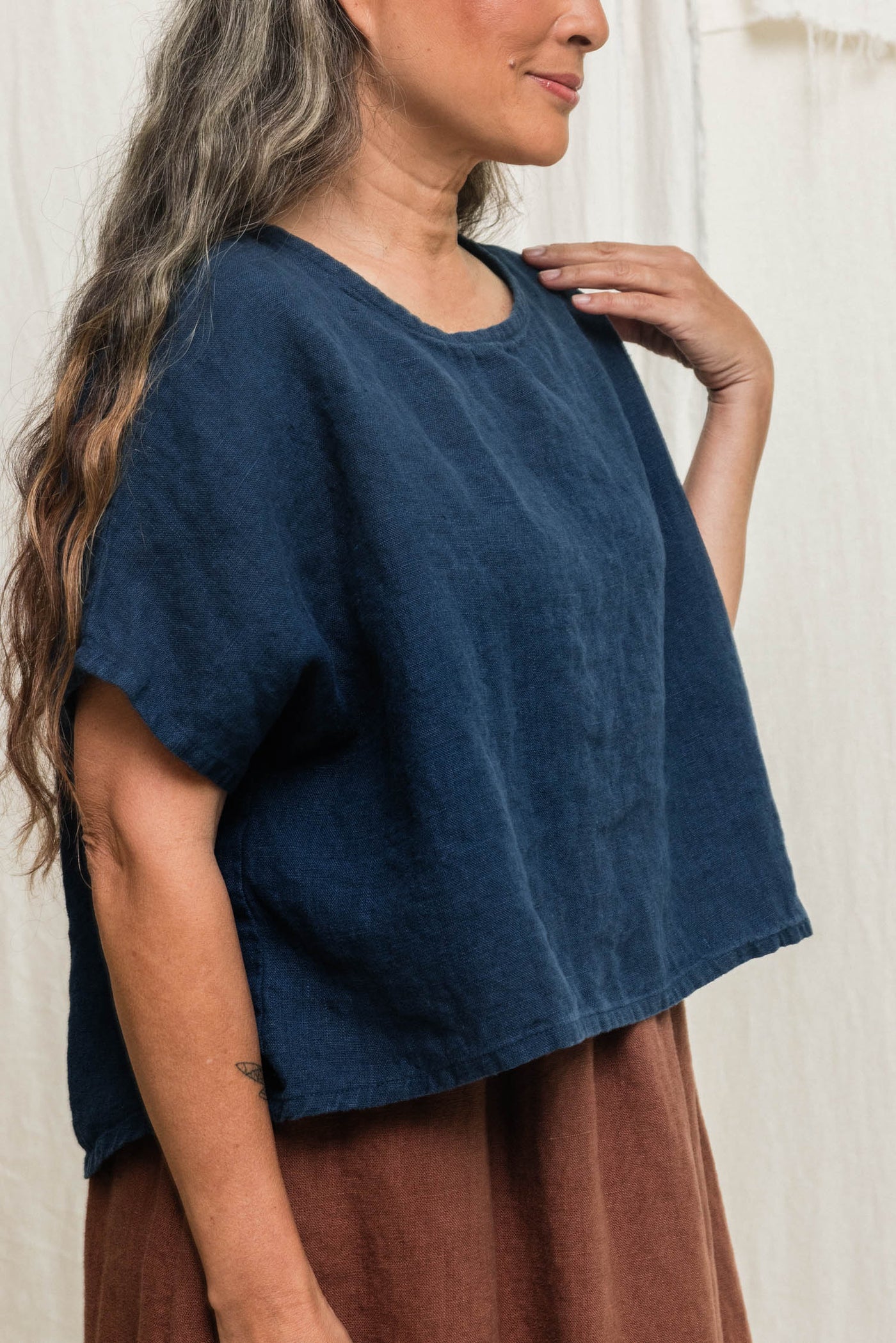 Linn Tee in Midweight Linen Indigo#color_indigo