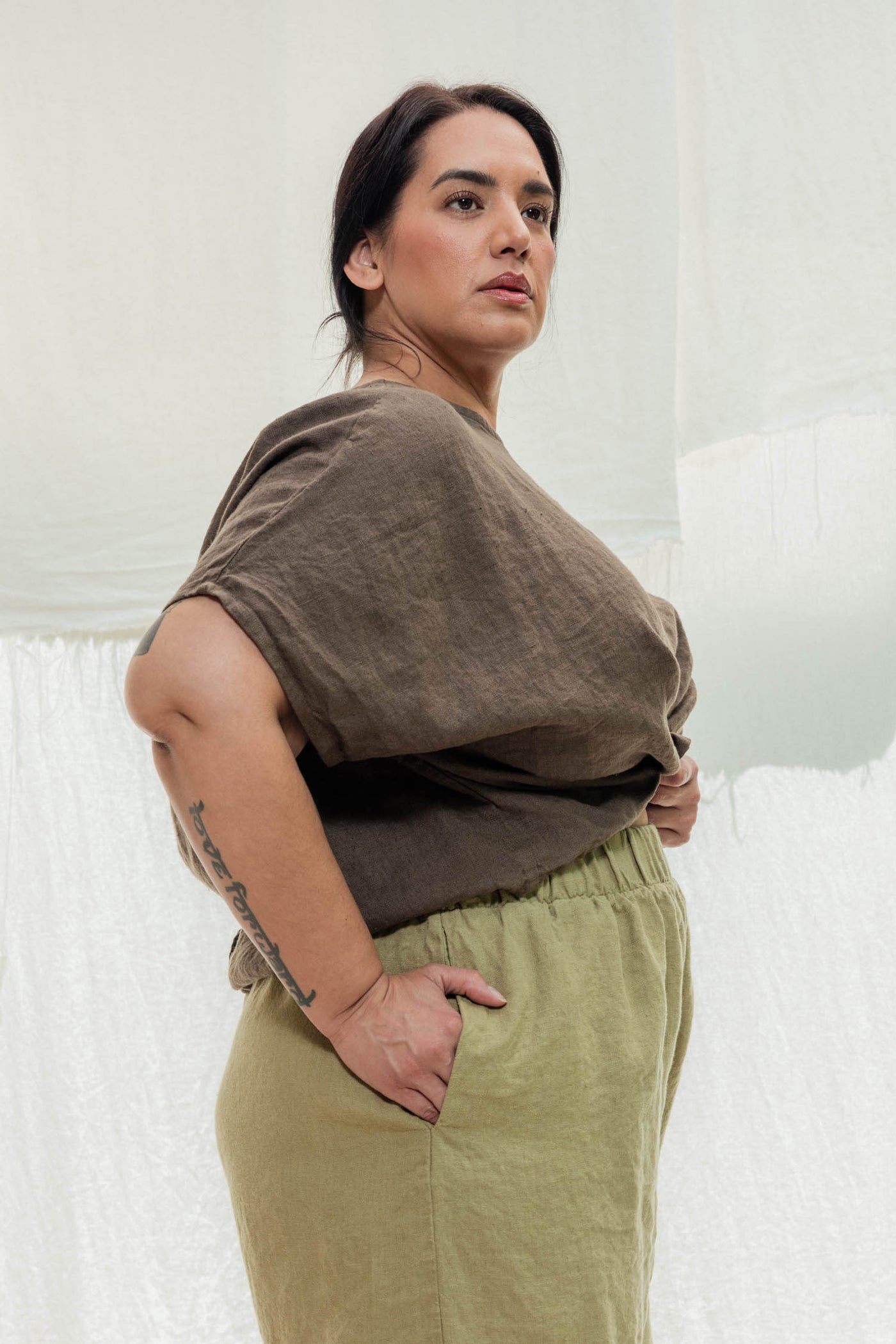 Linn Tee in Midweight Linen Cacao#color_cacao